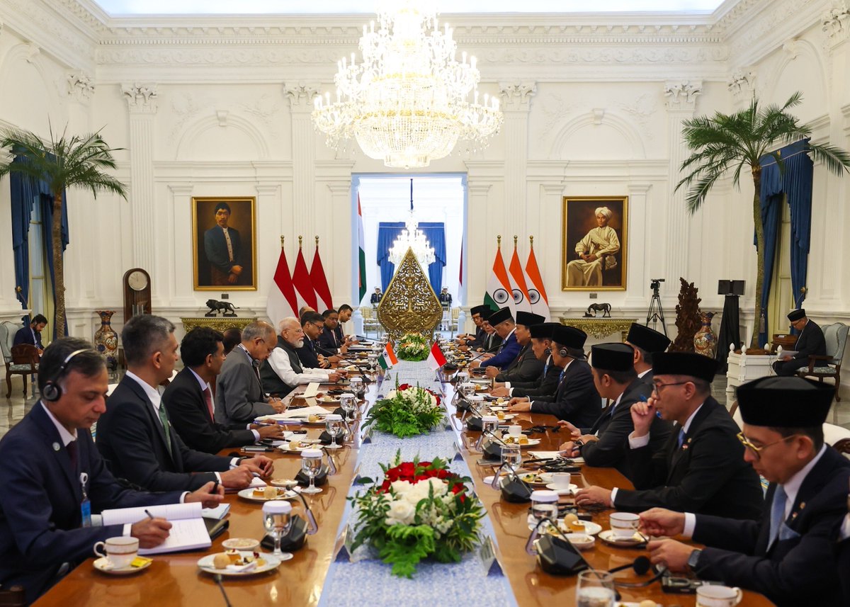 VBAswithNAMO's tweet photo. PM Modi holds delegation-level talks with Indonesian President Prabowo Subiantov

Full HD Modi Ji photos – download via this link.
https://t.co/wFLZlq8z6o

@narendramodi
@narendramodi_in
@PMOIndia
#NaMoPhotoGallery https://t.co/ivOm51sGiZ
