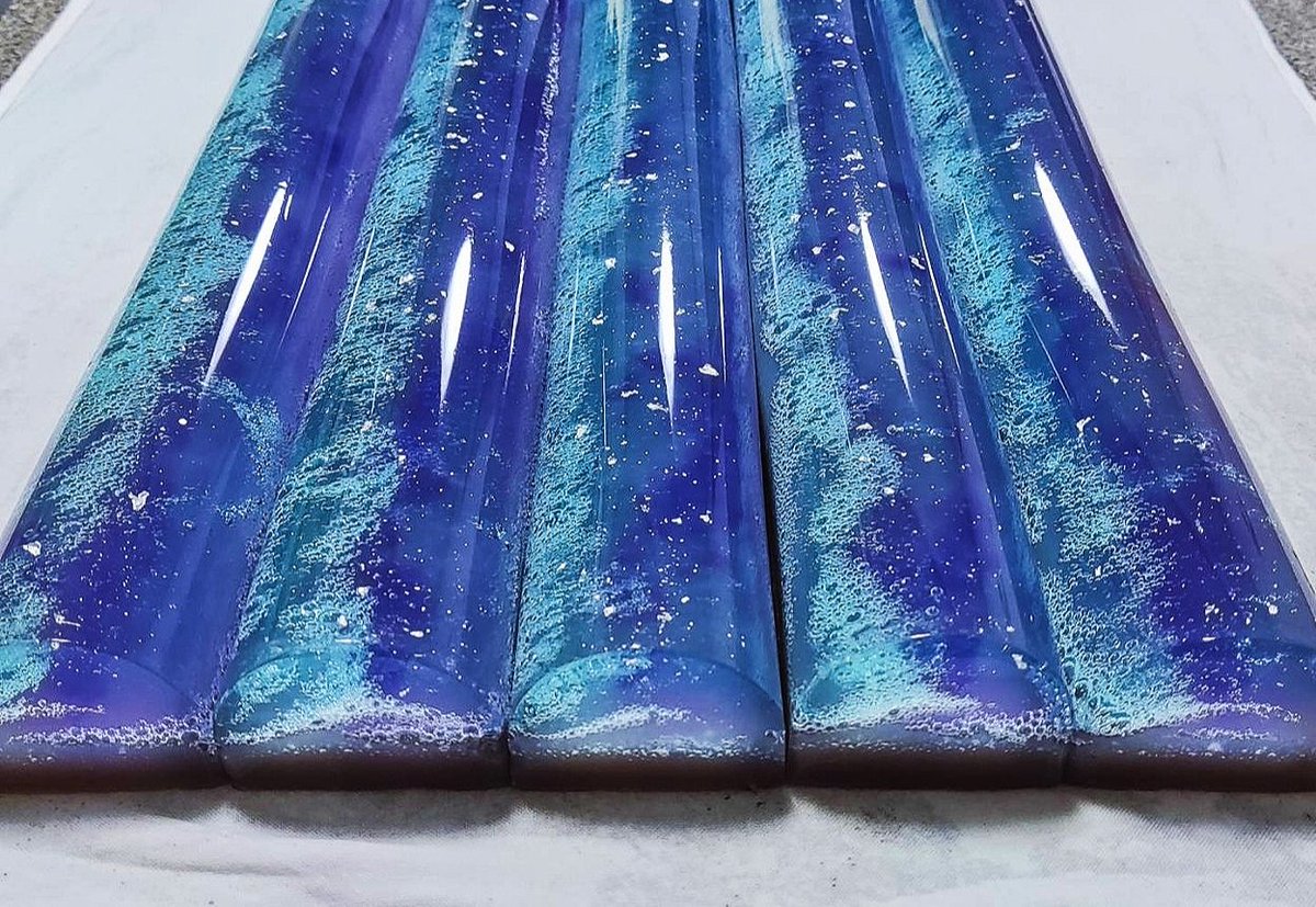wagashi_sanchan's tweet photo. 『銀河』
ライチとマスカットがほのかに薫る錦玉を幾重にも重ね、宙に広がる壮大な星の海を表現いたしました🌌
一番下層にはフルーツに合うよう、あっさりと仕上げた小豆羊羹が流し合わせてあります。 https://t.co/A2T5Kk3wrI