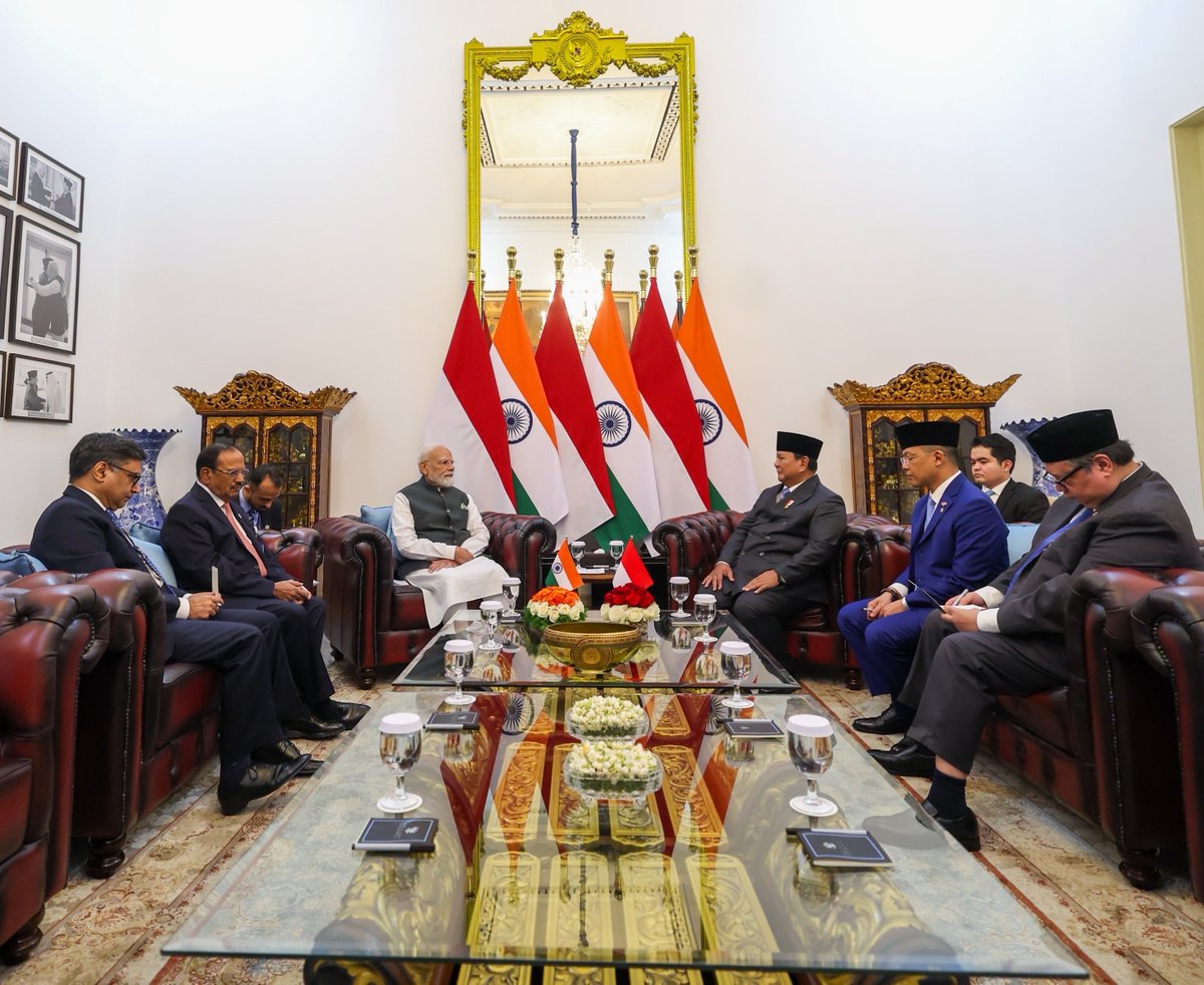 VBAswithNAMO's tweet photo. PM Modi holds bilateral meeting with the President of the Republic of Indonesia, Mr. Prabowo Subianto at the Presidential Palace in Jakarta, Indonesia

Click here to explore Modi Ji's photo gallery in HD.
https://t.co/fbuQM2z0vO

@narendramodi
@narendramodi_in
@PMOIndia
#NaMoPhotoGallery