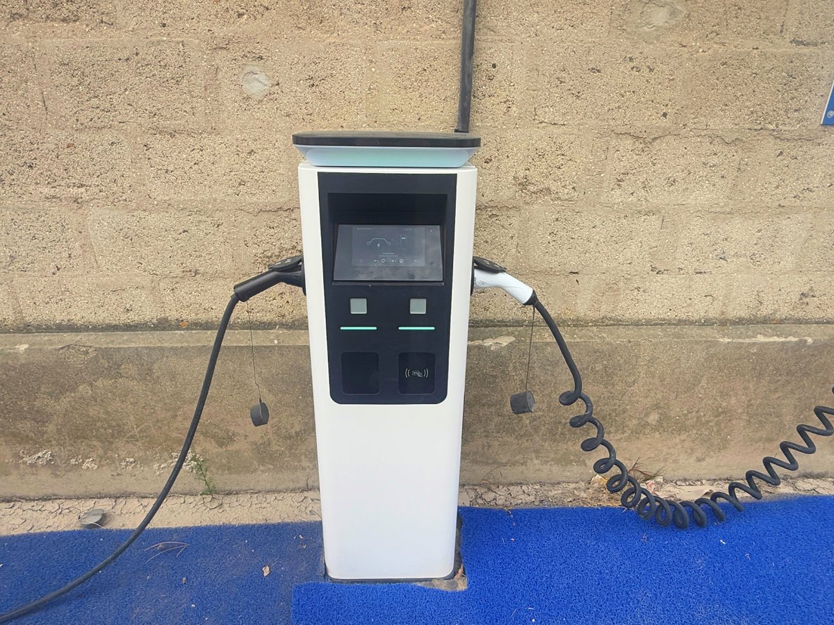 linkcharging's tweet photo. 🇫🇷Twice the convenience
The dual-socket EJORNEE S-Series keeps two EVs charged simultaneously at a workplace in Paris.
Smart, reliable charging for everyday business.
📩 hello@linkcharging.com
🌐 https://t.co/0o6y4G0Hhs
#LCTC #CommercialCharging #WorkplaceCharging https://t.co/2hvsxNaIzu