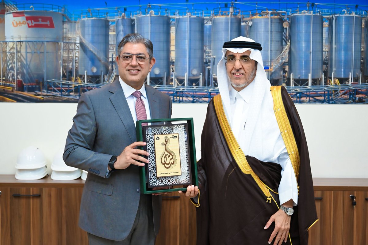 SASOGovernor's tweet photo. زرت مصنعَي شركة بترولوب للزيوت، وشركة بحرة لتصنيع الأدوات الكهربائية، أحد المصانع الوطنية الحاصلة على علامة الجودة السعودية التي نفخر بها، واطلعت على منظومة العمل وتطبيق المواصفات واللوائح الفنية. 
ويؤكد ما شاهدته خلال الزيارة أن الجودة أصبحت ثقافة راسخة في الصناعة الوطنية، تسهم في تعزيز موثوقية المنتجات، ورفع تنافسيتها، وترسيخ مكانة المنتج السعودي في الأسواق المحلية والعالمية.