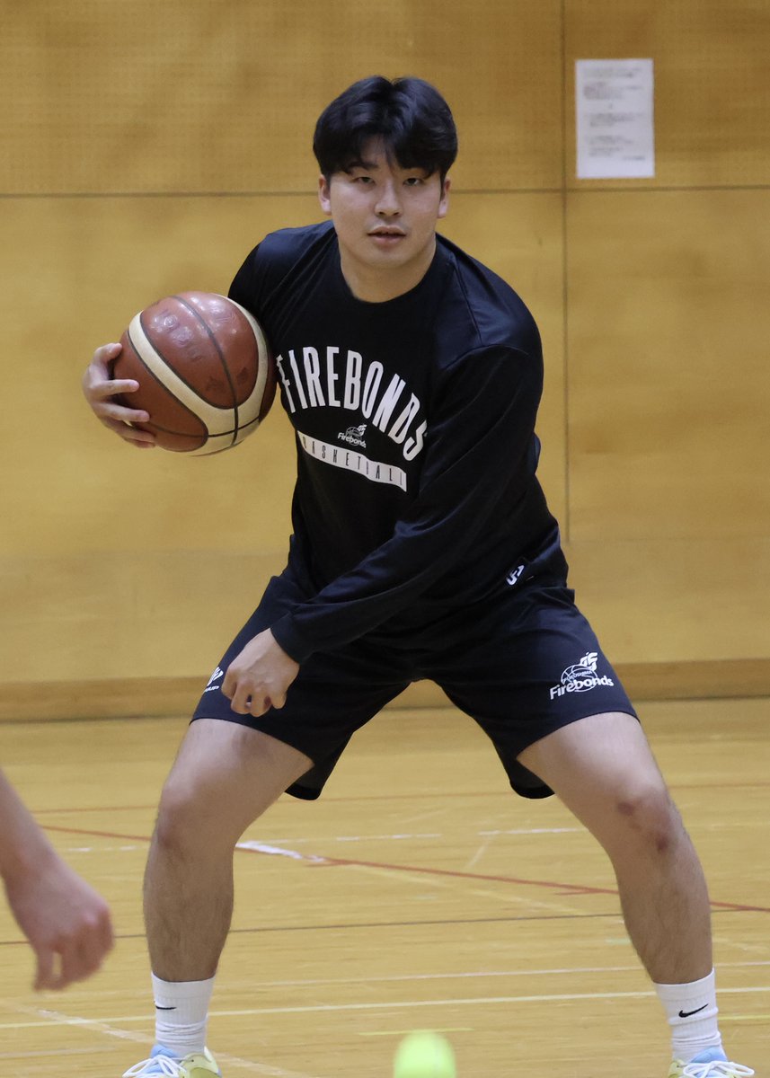 firebonds's tweet photo. ◤ 練習風景 ◢

すっかりご無沙汰の練習風景となってしまい申し訳ありません...！
久しぶりに体育館を覗くと、ワークアウトに励む選手たちの姿が🏀🔥

オフ���ーズンならではの基礎練習に取り組みながら、シューティングでは笑顔も見られるなど、充実した時間を過ごしていました😊

そして何よりも久しぶりにチームメイトと顔を合わせ、楽しそうに笑い合う姿がとても印象的でした✨

#firebonds
#福島ファイヤーボンズ