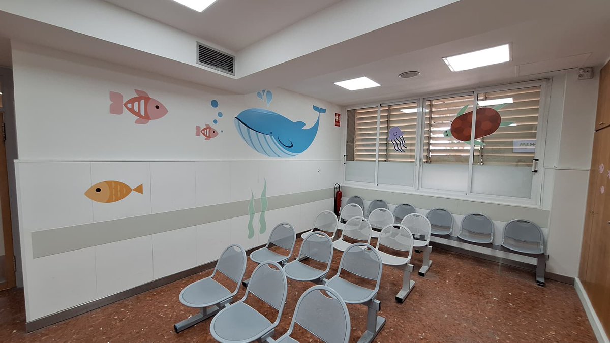 HUVMacarena's tweet photo. 🎨@PediatriaHuvm se sigue llenando de color para facilitar las visitas a nuestros pacientes más pequeños 👦👧

🧸🖍 Hemos renovado la decoración de las consultas de #Pediatría, salas de espera y pasillos para reducir la ansiedad de pacientes y familias en sus visitas al🏥

📵Además, fomentamos que los más pequeños dejen las pantallas en las salas de espera y puedan distraerse con material de pintura y los consejos de hábitos de vida saludable de la mascota del hospital  #SuperMac
