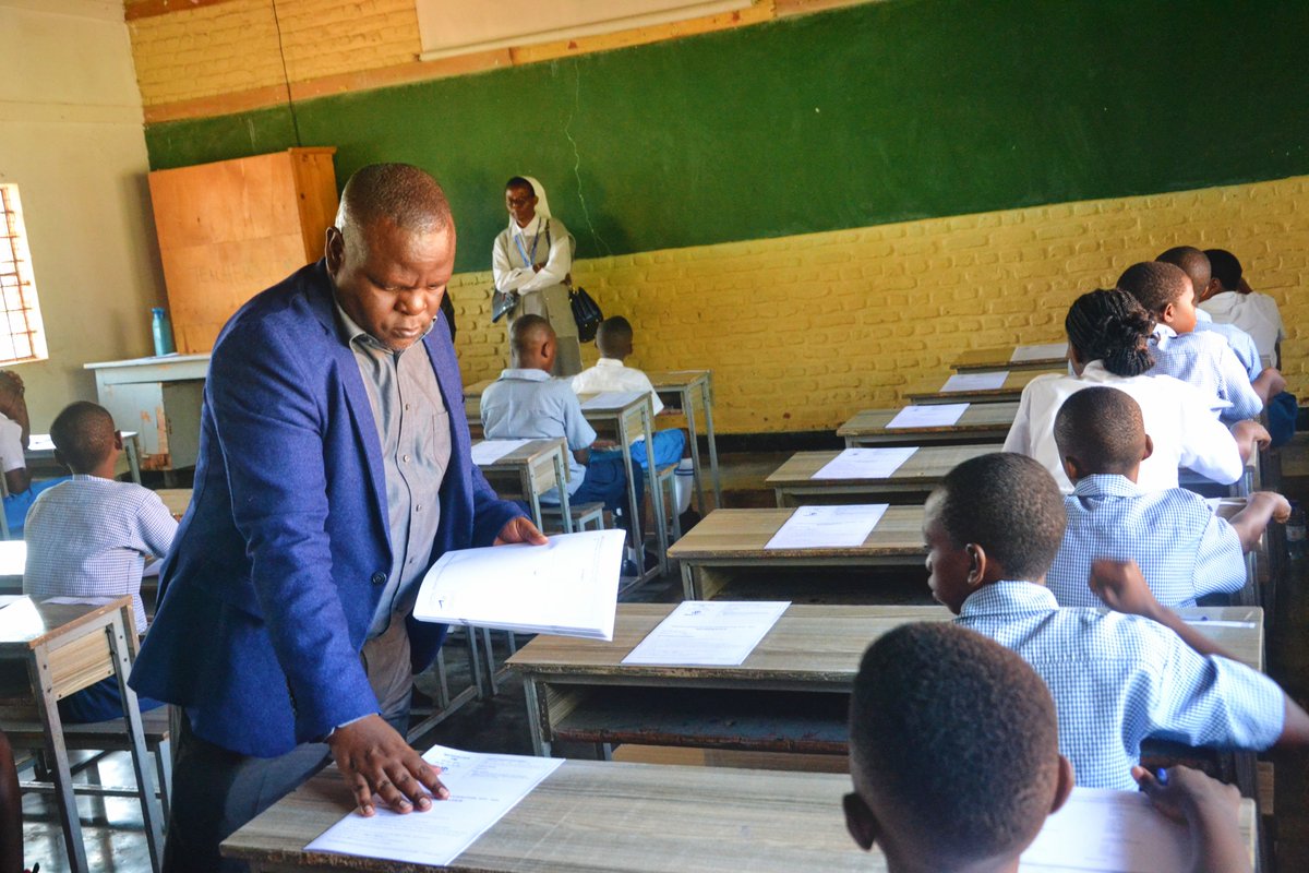 Nyarugenge's tweet photo. Abanyeshuri 9693 bo mu mashuri abanza #Nyarugenge batangiye ibizamini bya Leta bisoza amashuri abanza kuri site 23 zibizamini. Umuyobozi w’Umujyi wa Kigali Wungirije ushinzwe Imiturire n’Ibikorwaremezo ari kumwe n'Umuyobozi w'Akarere @AlexisIngangare yabitangirije kuri GS APACOPE https://t.co/qWnrQidBxb