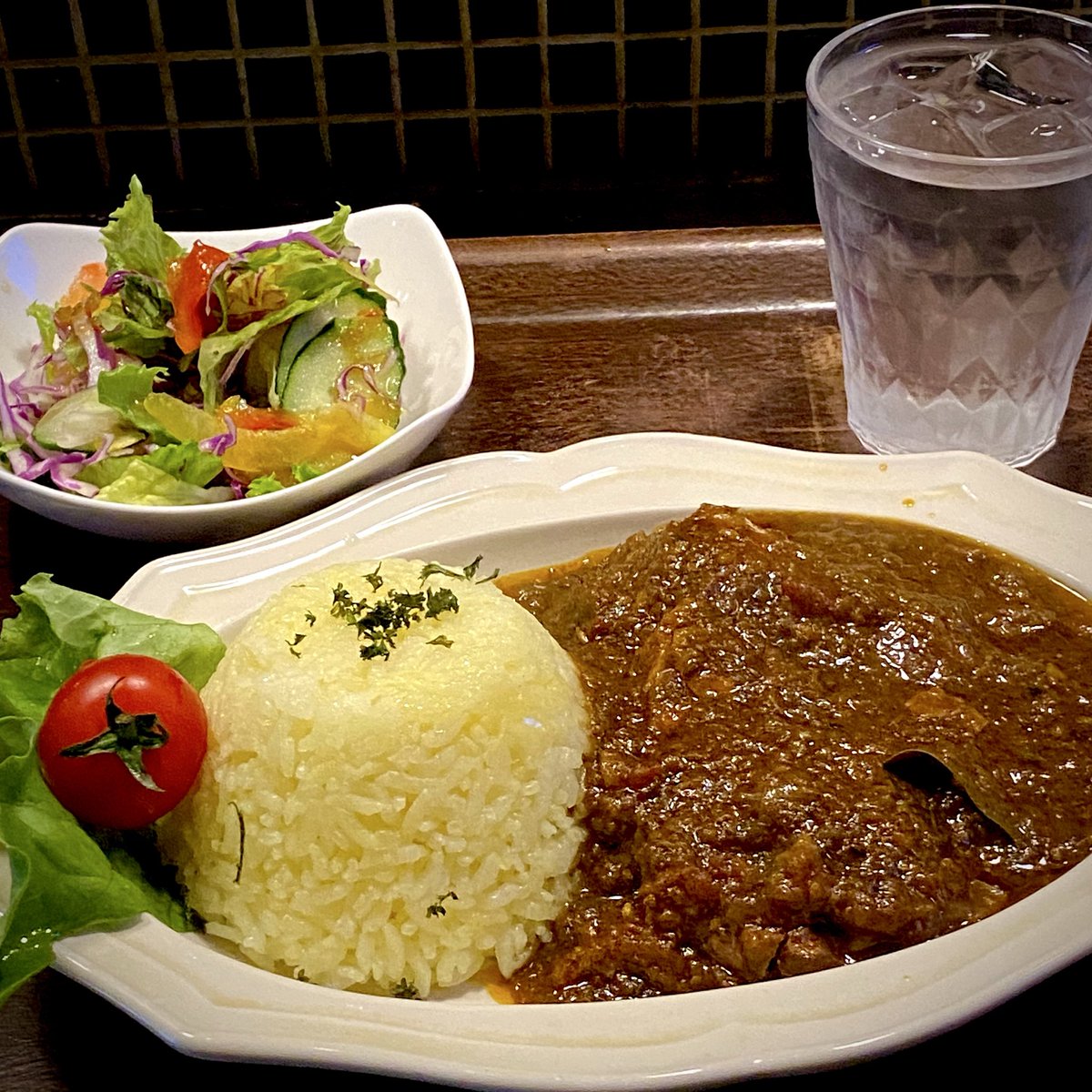 FATBOYS_TYPEONE's tweet photo. #46ma  #下北沢
特製チキンカレー（サラダ付）1,700円

シロクマ🐻‍❄️と読みます。
メニューは一択☝️悩む必要なし😆
ほろほろ地鶏と酸味のスパイシー🔥
うまいぜ😋
食べてる間ほっといてくれるのもヨキ👍
じっくり堪能しました💕

ごちそうさまでした♪ https://t.co/1Fo5CS5Amw