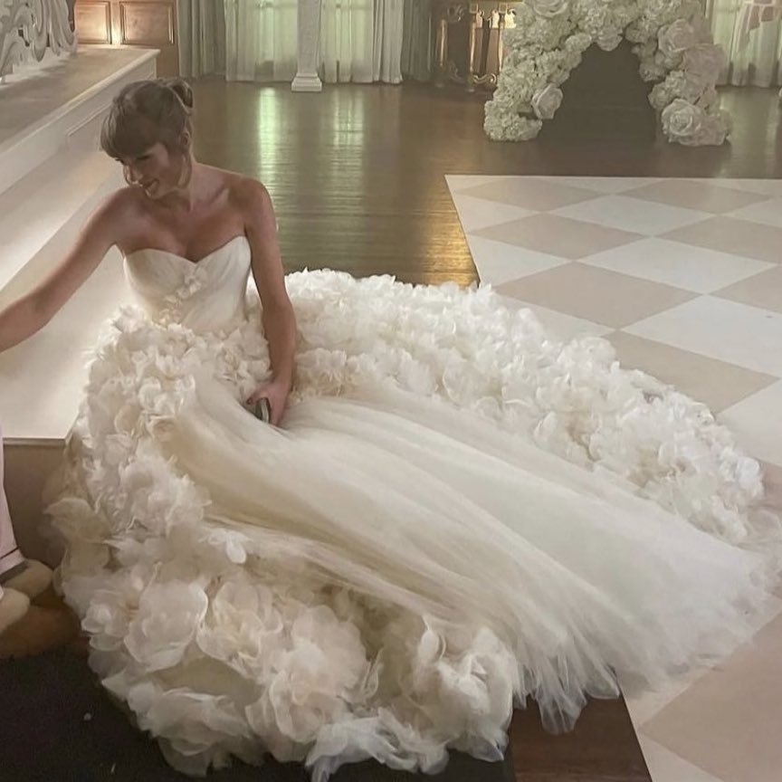 TheTSDaily's tweet photo. Dior confirmed that Taylor Swift will share the first official photos from her wedding before the fashion house unveils the design of her custom couture wedding gown. https://t.co/AlWbcfSPCm