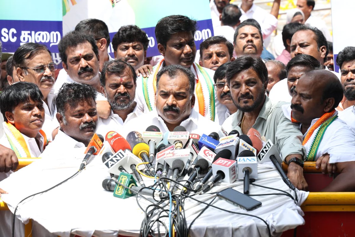 INCTamilNadu's tweet photo. ஒடுக்கப்பட்ட மக்களின் கல்வி, பொருளாதாரம், சமத்துவம் மற்றும் ஆலய வழிபாட்டு உரிமைக்காகத் தனது வாழ்நாள் முழுவதும் தொடர்ந்து போராடி சீரிய சேவையாற்றிய மாவீரர் தாத்தா ரெட்டைமலை சீனிவாசன் அவர்களின் 167-வது பிறந்தநாளை முன்னிட்டு, தமிழ்நாடு காங்கிரஸ் கமிட்டித் தலைவர் திரு. ப. மாணிக்கம் தாகூர், எம்.பி. அவர்கள், கிண்டி காந்தி மண்டபத்தில் அமைந்துள்ள தாத்தா ரெட்டைமலை சீனிவாசன் அவர்களின் மணிமண்டபத்தில் உள்ள அவரது திருவுருவச் சிலைக்கு மாலை அணிவித்து மரியாதை செலுத்தினார்.
தமிழ்நாடு காங்கிரஸ் எஸ்.சி. துறை மாநிலத் தலைவர் திரு. எம்.பி. ரஞ்சன்குமார் தலைமையில் நடைபெற்ற இந்நிகழ்ச்சியில், சென்னை மாவட்ட காங்கிரஸ் கமிட்டித் தலைவர்கள் திரு. ஜோதி பொன்னம்பலம், திரு. டி. விஜய்சேகர், திரு. கே.வி. திலகர், திரு. எம்.எம்.டி.ஏ. கோபி, திரு. கராத்தே ஆர். செல்வம், திரு. ஜெ. டில்லிபாபு, திருமதி மதாரம்மா கனி ஆகியோர் முன்னிலை வகித்தனர்.
தமிழ்நாடு காங்கிரஸ் கமிட்டி பொருளாளர் திரு. ரூபி ஆர். மனோகரன்,  பொதுச் செயலாளர் திரு. சிரஞ்சீவி, தமிழ்நாடு காங்கிரஸ்  ஓபிசி (OBC) பிரிவு தலைவர் திரு. டி.ஏ. நவீன்  மற்றும் காங்கிரஸ் பேரியக்கத்தின் நிர்வாகிகள் தொண்டர்கள் திரளாகக் கலந்துகொண்டனர்.