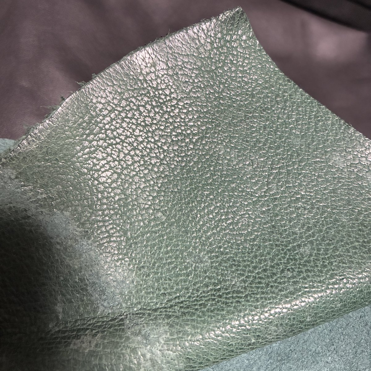 NTLeather's tweet photo. 🪨どんなものがいい？質問。
珍しい色のヒグマ革(緑)です。
この革で作って欲しいものをぜひ教えてください。完成品は通常の30-50%OFFで販売します。
 #七夕の願い事 #七夕 #7月7日 #レザークラフト #ジビエレザー #ハンドメイド  #熊革 #プロジェクトヘイルメアリー #プロヘメ #PHM #ロッキー #ヒグマ https://t.co/GTtdCmC4A3