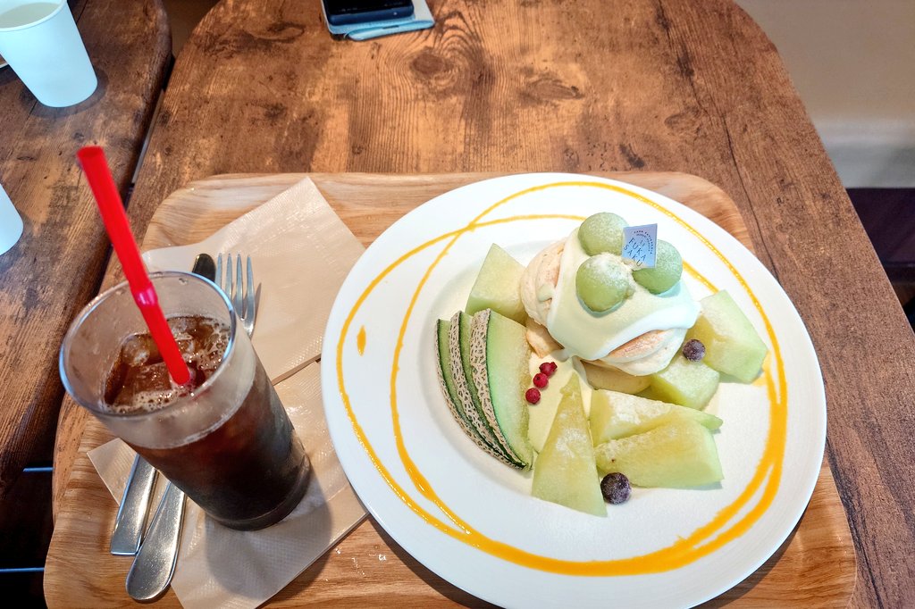 mirai_j's tweet photo. 家族がメロン食べたいいうから深作農園さんにメロンうまー！ https://t.co/FkRHDXRljW