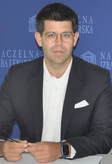 Antek01678168's tweet photo. Lekarze znowu czują „ogromną złość i bezsilność”?
Te same „konowały”, które w pandemii chowały się po gabinetach, brały kasę z NFZ za nic, a potem jechały Porsche Panamera i Lambo na wakacje? Te same, co robią po 300-500 tys. miesięcznie na kombinacjach, fikcyjnych dyżurach i
1/2 https://t.co/G6AFcCXFH4