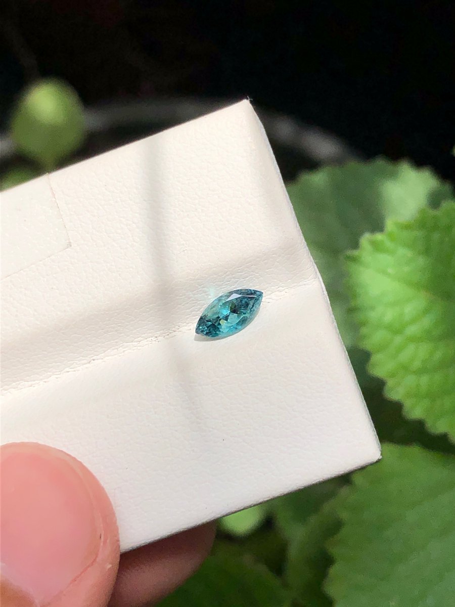 Tanzaniteusman's tweet photo. 天然タンザナイト
希少な色合い（トパーズのような色味を持つタンザナイト）
重量：0.50 ct | サイズ：6.86 × 3.42 mm | インクルージョンあり（クリーンな石質ではありません）

https://t.co/sFHBryGu8O

個人的に最高に気に入っている色味で、他とは一線を画す非常に珍しいカラーです🌊
一般的なトパーズカラーのタンザナイトとも一味違う、素晴らしい一石です。