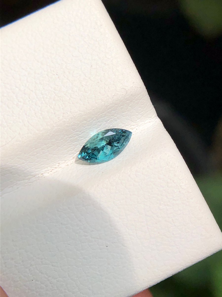 Tanzaniteusman's tweet photo. 天然タンザナイト
希少な色合い（トパーズのような色味を持つタンザナイト）
重量：0.50 ct | サイズ：6.86 × 3.42 mm | インクルージョンあり（クリーンな石質ではありません）

https://t.co/sFHBryGu8O

個人的に最高に気に入っている色味で、他とは一線を画す非常に珍しいカラーです🌊
一般的なトパーズカラーのタンザナイトとも一味違う、素晴らしい一石です。