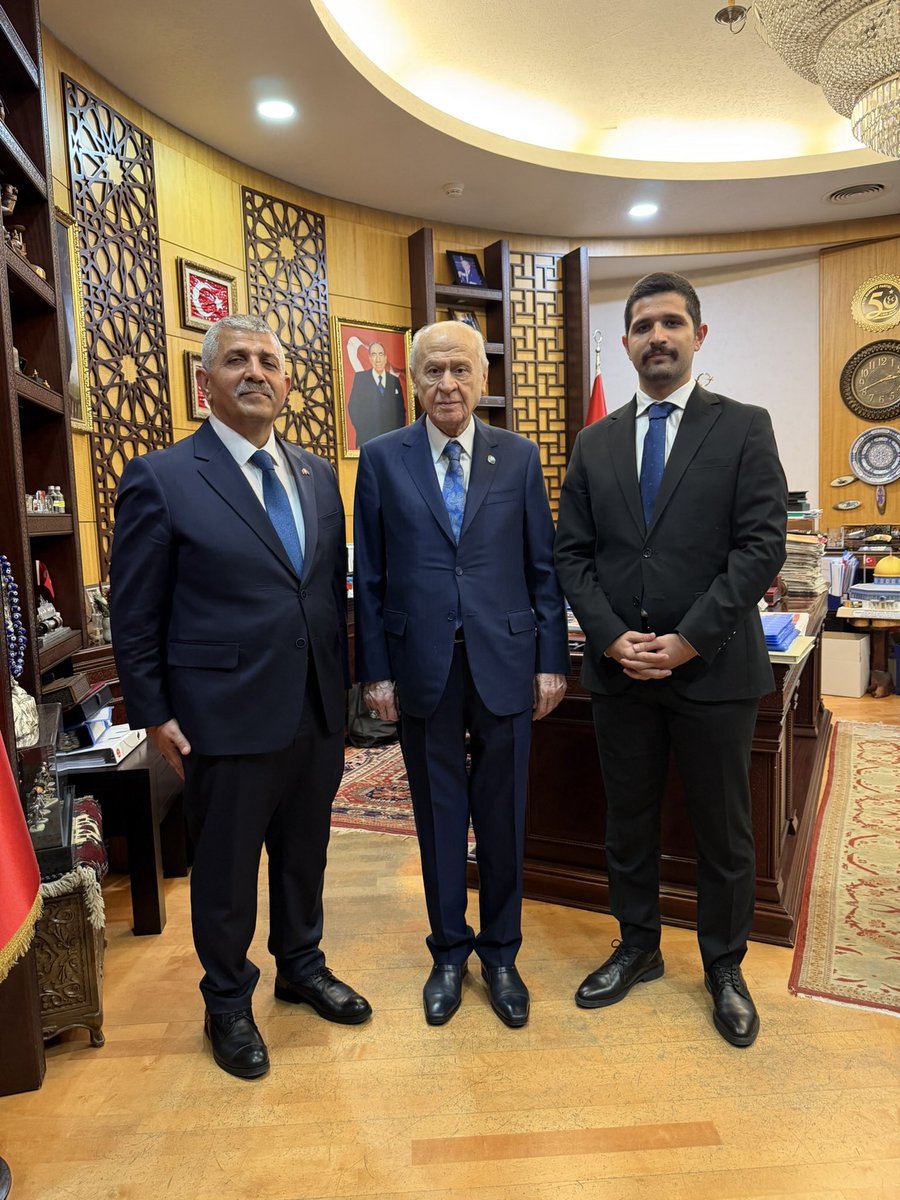VeyselSahinMhp's tweet photo. Bugün benim için tarifsiz bir gün…
Hayatımda beni en çok mutlu eden iki olayın aynı güne denk gelmesi, Rabbimin bana bir lütfu gibi.

Bugün hem bir baba olarak evladım Devlet Batuhan’ın doğum günü, hem de Türk milletine adanmış bir ömür olan, Asrın Bilgesi Genel Başkanımız Sayın Devlet Bahçeli’nin MHP Genel Başkanlığına seçilişinin 29. yıldönümü.

Evladım, iyi ki doğdun, iyi ki varsın.
Türkmen Beyim, iyi ki başımızdasınız, iyi ki varsınız.

İkinize de Allah’tan uzun ömür, sağlık ve huzur diliyorum.
Evladımın 29. yaşı, Beyimin 29. yılı gibi kutlu ve onurlu olsun.

Rabbim hep iyilerle, doğrularla yürümeyi nasip etsin…
🇹🇷