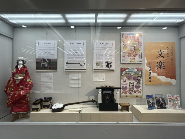 nbt_osaka's tweet photo. 【図書館で"観る"文楽と落語2026】
大阪市立中央図書館1階エントランスホールでは文楽に関する展示を行っています☺
文楽や落語のイラストを手掛ける中西らつ子さんの展示や今年20周年を迎える天満天神繁昌亭の貴重な展示も✨
8月5日まで、ぜひお立ち寄りください！
詳細は▶https://t.co/9sAp2fwwv0 https://t.co/N5vtusLv85