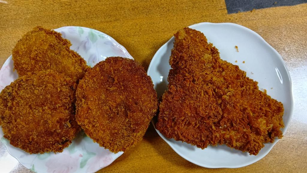 SUSUGAHARA's tweet photo. 小林肉店
ヒレケツ
コロッケ
メンチカツ
自家製サラダ
うまーずら。 https://t.co/FtkUrHurb4