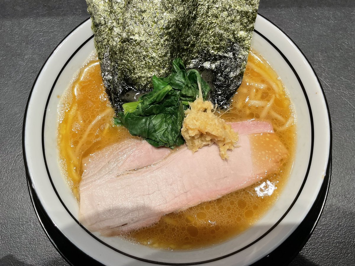 73nori_ramen's tweet photo. らーめん飛粋 上大岡店@上大岡。2026年7月1日オープン！飛粋3店舗目になるのかな。らーめん（ヤワメ、卓上生姜）。飛粋らしい舌にまとわりつくようなクリーミーネオ家系スープ&amp;スモーキーロースチャーシュー。麺柔らかめ指定好み正解。生姜も正解笑うま完ごちそうさーん！ https://t.co/E6SHXj7ZOX