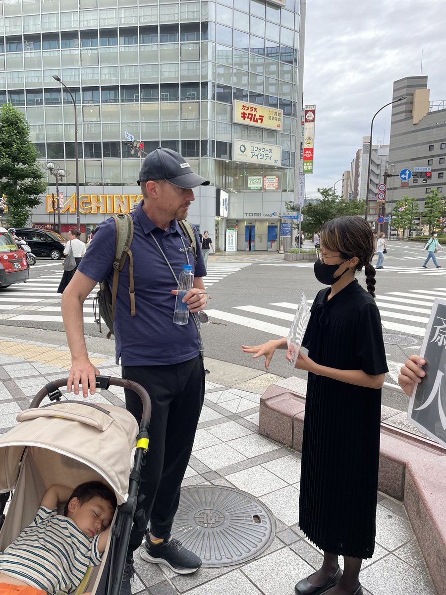 9Anpunch's tweet photo. #0707さいとうヤメロスタンディング

 #京都駅 賑わってきました。

さすが京都、海外の方にも興味を持っていただいてます。

 #斎藤元彦は人殺し https://t.co/eeDvsvjxMy