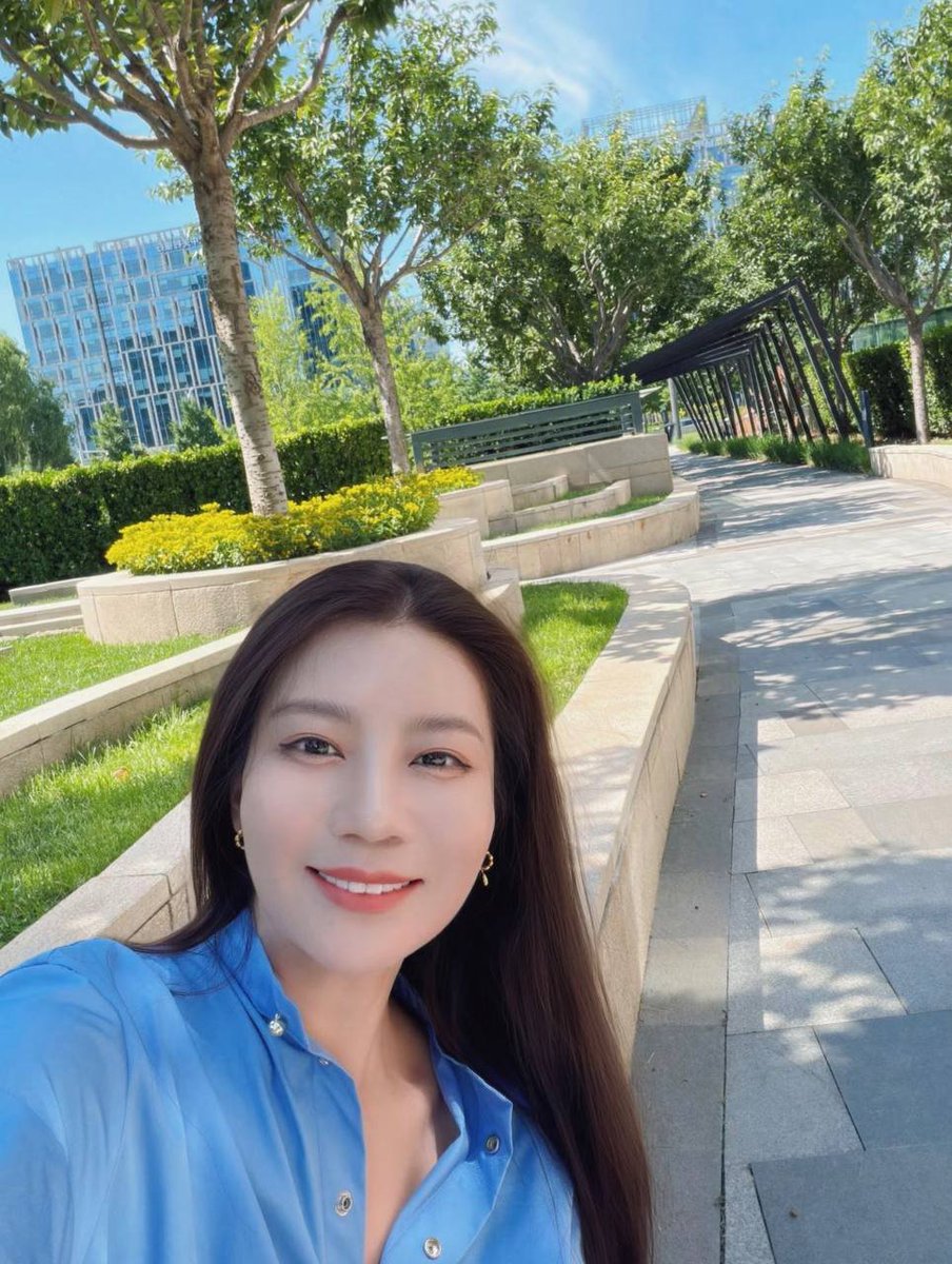Jeni_1983's tweet photo. 好无聊啊    有没有同城的朋友来找我这个已婚得老阿姨说说话 https://t.co/8wqyJk9mKr