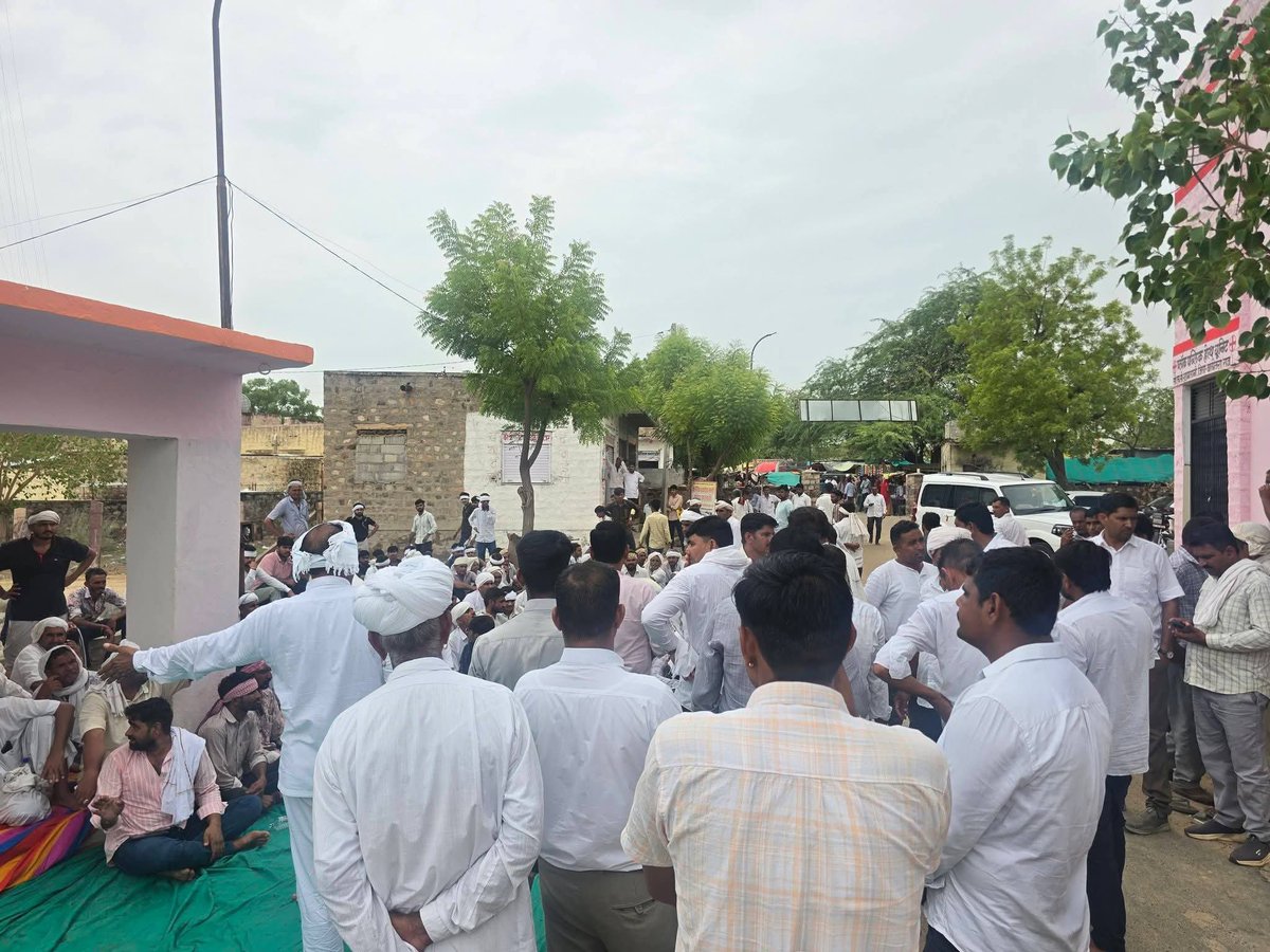 dharmendra17dc's tweet photo. बालोतरा--गुड़ामालानी में ANTF कार्रवाई पर बवाल! परिजनों ने खोला मोर्चा, न्याय की मांग धरना प्रदर्शन जारी मोर्चरी आगे 

#balotra #gudamalani #police https://t.co/I8av1Yk9L4