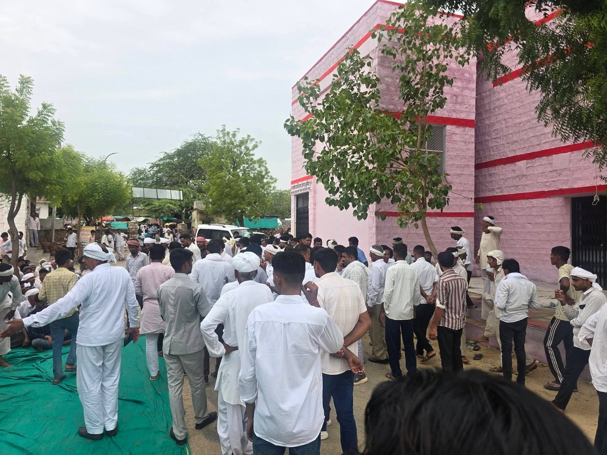 dharmendra17dc's tweet photo. बालोतरा--गुड़ामालानी में ANTF कार्रवाई पर बवाल! परिजनों ने खोला मोर्चा, न्याय की मांग धरना प्रदर्शन जारी मोर्चरी आगे 

#balotra #gudamalani #police https://t.co/I8av1Yk9L4