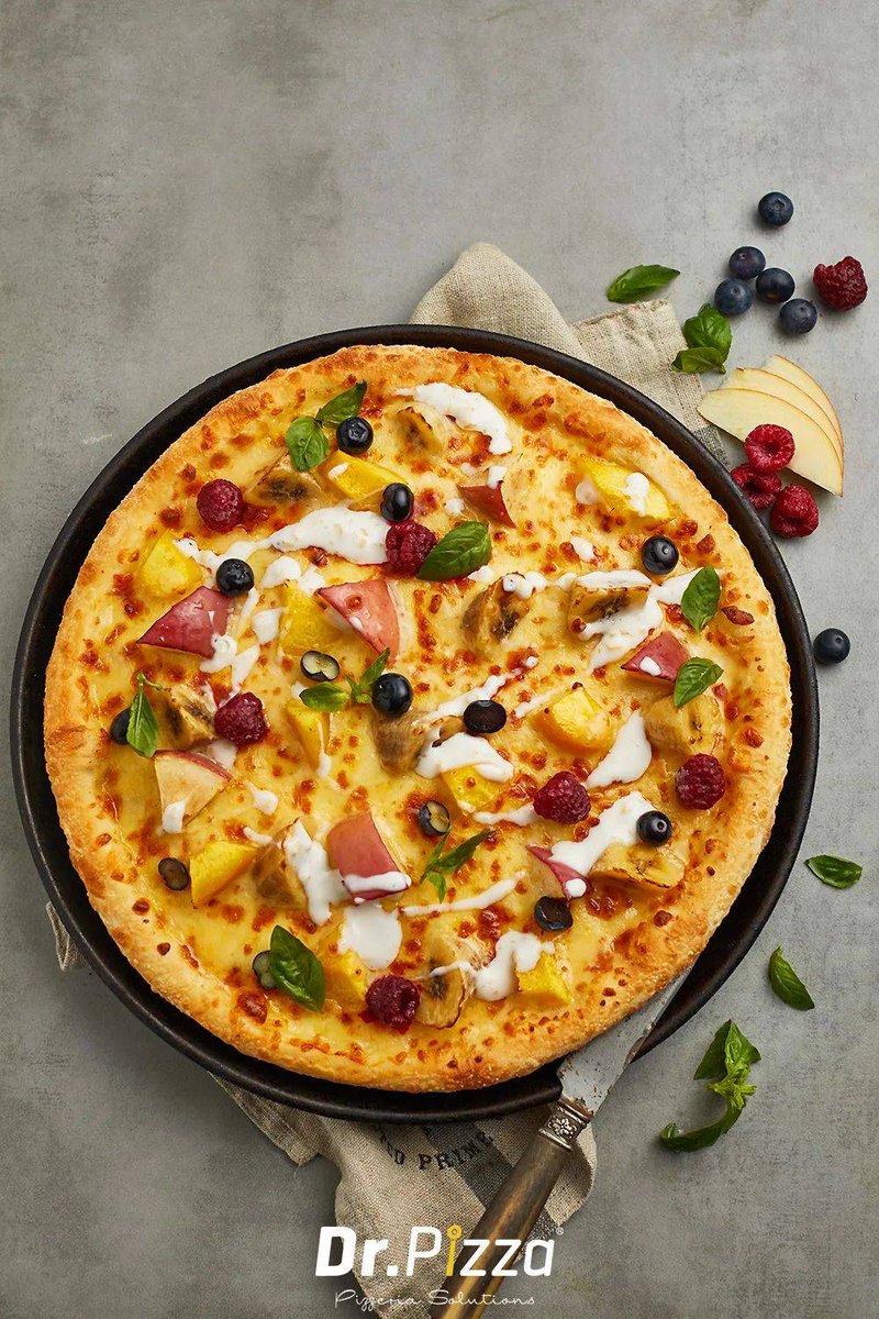 danioffen's tweet photo. Festive Feast Alert! Turkey, trimmings u0026 mulled wine ready to make your holiday brighter. Tag a friend you’d share this with! #HolidayEats ， https://t.co/St7dYeKGNm