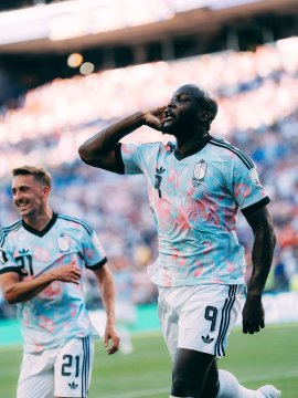 akram62295's tweet photo. Romelu Lukaku, who scored a goal in the match against the U.S. team. He taunted President Trump with a "phone" gesture😂 https://t.co/9mfWdT6WOj