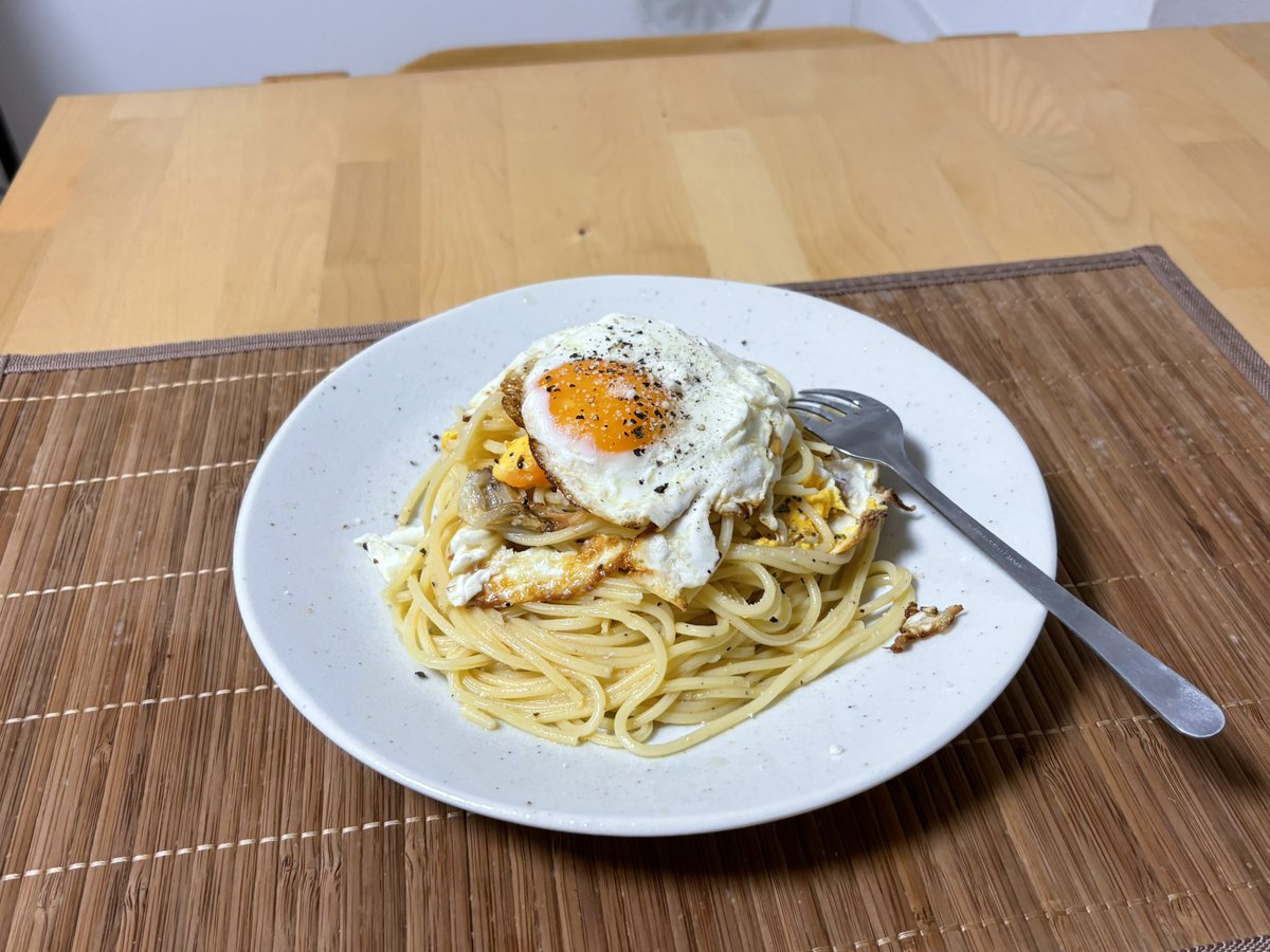 Utano_vtuber's tweet photo. 今日のご飯は目玉焼きのパスタ〜
通称貧乏人のパスタ
卵高いから全然高級料理なんよ...
けどマジでうまい! https://t.co/CqTMpFchhG