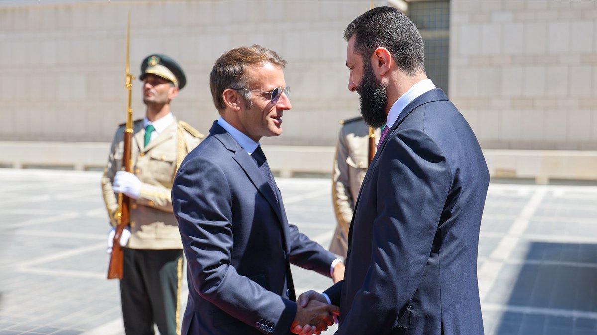 SyPresidency's tweet photo. السيد الرئيس أحمد الشرع يستقبل اليوم في قصر الشعب بدمشق، الرئيس الفرنسي إيمانويل ماكرون والوفد المرافق له، بحضور عدد من الوزراء والمسؤولين.

#رئاسة_الجمهورية_العربية_السورية https://t.co/SLlyPfYHke