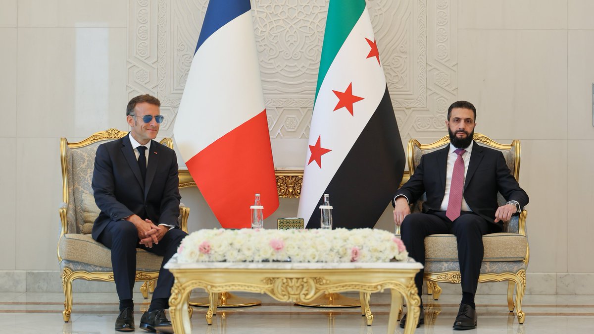 SyPresidency's tweet photo. السيد الرئيس أحمد الشرع يستقبل اليوم في قصر الشعب بدمشق، الرئيس الفرنسي إيمانويل ماكرون والوفد المرافق له، بحضور عدد من الوزراء والمسؤولين.

#رئاسة_الجمهورية_العربية_السورية https://t.co/SLlyPfYHke