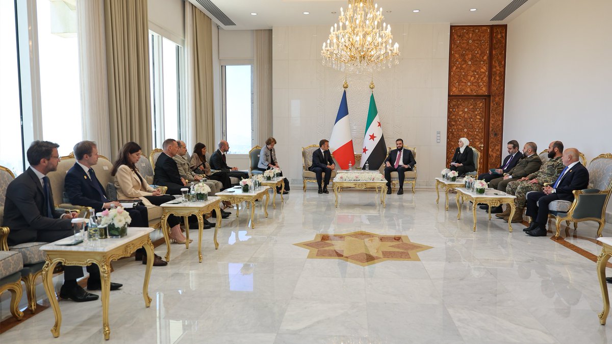 SyPresidency's tweet photo. السيد الرئيس أحمد الشرع يستقبل اليوم في قصر الشعب بدمشق، الرئيس الفرنسي إيمانويل ماكرون والوفد المرافق له، بحضور عدد من الوزراء والمسؤولين.

#رئاسة_الجمهورية_العربية_السورية https://t.co/SLlyPfYHke