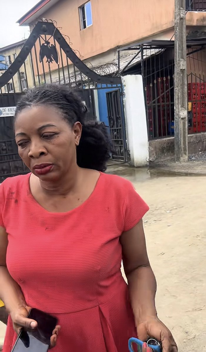 Hybrid_Ola's tweet photo. An iron scrap dealer went to a woman’s house, claiming he wanted to buy her scrap.

She told him she was selling it for ₦17,000. He negotiated the price down to ₦14,000, and she agreed.

He then looked around the area to make sure no one was nearby.

After that, he told her that buying the scrap wasn’t the real reason he was there. He immediately brought out a kn!fe and att@cked her

She managed to f!ght him off and screämed for help. He tried to run but was caught and given a “facelift” before being handed over to the police.