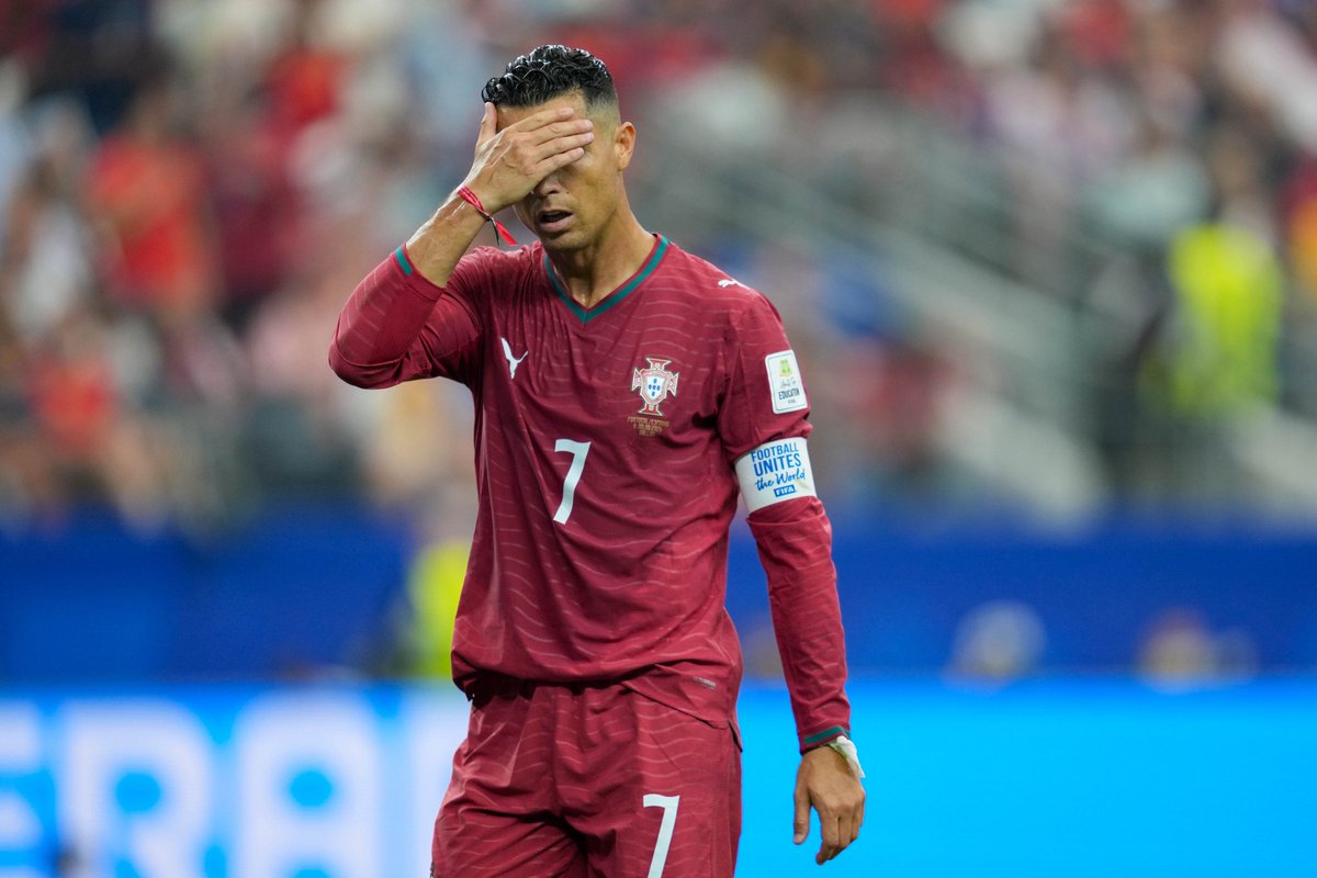 _BeFootball's tweet photo. 🚨 Cristiano Ronaldo 🇵🇹 A EU 2/10 dans @lequipe pour son match d’hier… ET IL PREND CHER. 🥶

« 𝗔𝗗𝗜𝗘𝗨 𝗘𝗧 𝗣𝗔𝗦 𝗠𝗘𝗥𝗖𝗜 ».

« La faiblesse de sa prestation à Dallas, dans un match que le Portugal a plutôt bien maîtrisé par ailleurs, 𝗮 𝗿𝗲𝗻𝘃𝗼𝘆𝗲́ 𝗮𝘂 𝘀𝗼𝘂𝘃𝗲𝗻𝗶𝗿 𝗹𝗼𝗶𝗻𝘁𝗮𝗶𝗻 𝗱𝗲 𝘀𝗲𝘀 𝗴𝗿𝗮𝗻𝗱𝗲𝘀 𝗵𝗲𝘂𝗿𝗲𝘀. »

« le Portugal a joué sans lui. »

« Le quintuple Ballon d’Or a 41  ans, 𝗲𝘁 𝗰’𝗲𝘀𝘁 𝗽𝗹𝘂𝘀 𝗳𝗮𝗰𝗶𝗹𝗲 𝗮̀ 𝗮𝘀𝘀𝘂𝗺𝗲𝗿 𝗰𝗼𝗻𝘁𝗿𝗲 𝗹’𝗢𝘂𝘇𝗯𝗲́𝗸𝗶𝘀𝘁𝗮𝗻 🇺🇿 𝗮𝘂 𝗽𝗿𝗲𝗺𝗶𝗲𝗿 𝘁𝗼𝘂𝗿 𝗾𝘂𝗲 𝗳𝗮𝗰𝗲 𝗮̀ 𝗹’𝗘𝘀𝗽𝗮𝗴𝗻𝗲. »