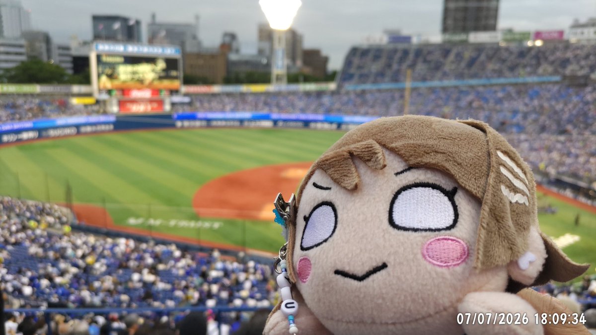 yuyamaro's tweet photo. ハマスタなう🌈
今日も勝利の女神 #渡辺曜 参戦💪😆ﾁﾅﾊﾏｽﾀﾆﾚﾝｼｮｳ
さぁ勝とうぜ😁
#ベイスターズ #ハマスタ #Aqours #寝そべり #ぬい活 https://t.co/pbn05UKe4C