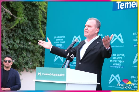 AkkozaMedya's tweet photo. Vahap Seçer'in Katılımıyla 📷Tarsus'ta Şelale Kültür, Sanat ve Sosyal Yaşam Merkezi'nin Temeli Atıldı

 "Merkezin 2027 Sonunda Açılması Planlanıyor"

Mersin Büyükşehir Belediyesi tarafından Tarsus'ta yıkılan Şelale Oteli'nin yerine yapılacak Şelale Kültür, Sanat ve Sosyal Yaşam Merkezi için temel atma töreni gerçekleştirildi. Türkiye Belediyeler Birliği ve Mersin Büyükşehir Belediye Başkanı Vahap Seçer'in katılımıyla düzenlenen tören, 6 Temmuz 2026 Pazartesi günü saat 18.00'de yoğun katılımla yapıldı.

Törene Başkan Vahap Seçer'in yanı sıra CHP Mersin Milletvekili Talat Dinçer, CHP PM Üyesi Ozan Varal, Tarsus Belediye Başkanı Ali Boltaç, Tarsus Ticaret ve Sanayi Odası Başkanı H. Ruhi Koçak, CHP Mersin İl Başkanı Koral Ömür, CHP Tarsus İlçe Başkanı Yusuf Tıbık ve İlçe Örgütü, Büyükşehir Belediyesi bürokratları, çeşitli siyasi parti ilçe başkanları, oda başkanları, STK ve dernek temsilcileri, muhtarlar ile çok sayıda vatandaş katıldı.

Programda konuşan Başkan Vahap Seçer, Tarsus'un dünyanın en eski yerleşim yerlerinden biri ve tarihiyle önemli bir kent olduğunu vurguladı. Şelale Oteli'nin yerine ne yapılacağının uzun süredir kamuoyunda merak edildiğini belirten Seçer, "Belediye otel yapmaz, otelci değildir. Belediyeler halkın kullanımına açık, kamu yararı sağlayan tesislere yatırım yapar." dedi.

Yaklaşık 13 bin metrekarelik proje alanına sahip merkezin 10 bin 254 metrekarelik bölümünde inşaat gerçekleştirileceğini ifade eden Seçer, tesisin 2027 yılının sonbaharında hizmete açılmasının hedeflendiğini söyledi.

Merkezde kapalı ve açık nikâh salonları, toplantı salonları, sanat atölyeleri, her biri 100 metrekare büyüklüğünde 4 çok amaçlı salon, 464 kişilik tiyatro, konser ve gösteri salonu, 2 sergi salonu, 330 metrekaresi kapalı, 300 metrekaresi açık olmak üzere toplam 630 metrekarelik restoran ile otoparkın yer alacağını belirten Seçer, yatırımın Tarsus'a hayırlı olmasını diledi.

Konuşmaların ardından protokol üyeleriyle birlikte temel atma törenine geçildi. Türkiye Belediyeler Birliği ve Mersin Büyükşehir Belediye Başkanı Vahap Seçer, "Şehrimize hayırlı uğurlu olsun." sözleriyle butona basarak Şelale Kültür, Sanat ve Sosyal Yaşam Merkezi'nin temelini attı.

#Tarsus #Şelale #Açılış #AkkozaMedya