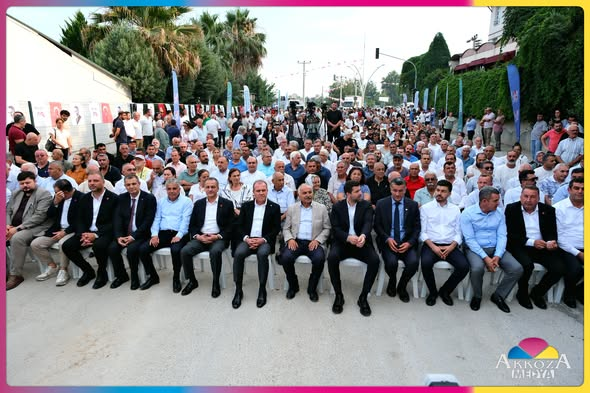 AkkozaMedya's tweet photo. Vahap Seçer'in Katılımıyla 📷Tarsus'ta Şelale Kültür, Sanat ve Sosyal Yaşam Merkezi'nin Temeli Atıldı

 "Merkezin 2027 Sonunda Açılması Planlanıyor"

Mersin Büyükşehir Belediyesi tarafından Tarsus'ta yıkılan Şelale Oteli'nin yerine yapılacak Şelale Kültür, Sanat ve Sosyal Yaşam Merkezi için temel atma töreni gerçekleştirildi. Türkiye Belediyeler Birliği ve Mersin Büyükşehir Belediye Başkanı Vahap Seçer'in katılımıyla düzenlenen tören, 6 Temmuz 2026 Pazartesi günü saat 18.00'de yoğun katılımla yapıldı.

Törene Başkan Vahap Seçer'in yanı sıra CHP Mersin Milletvekili Talat Dinçer, CHP PM Üyesi Ozan Varal, Tarsus Belediye Başkanı Ali Boltaç, Tarsus Ticaret ve Sanayi Odası Başkanı H. Ruhi Koçak, CHP Mersin İl Başkanı Koral Ömür, CHP Tarsus İlçe Başkanı Yusuf Tıbık ve İlçe Örgütü, Büyükşehir Belediyesi bürokratları, çeşitli siyasi parti ilçe başkanları, oda başkanları, STK ve dernek temsilcileri, muhtarlar ile çok sayıda vatandaş katıldı.

Programda konuşan Başkan Vahap Seçer, Tarsus'un dünyanın en eski yerleşim yerlerinden biri ve tarihiyle önemli bir kent olduğunu vurguladı. Şelale Oteli'nin yerine ne yapılacağının uzun süredir kamuoyunda merak edildiğini belirten Seçer, "Belediye otel yapmaz, otelci değildir. Belediyeler halkın kullanımına açık, kamu yararı sağlayan tesislere yatırım yapar." dedi.

Yaklaşık 13 bin metrekarelik proje alanına sahip merkezin 10 bin 254 metrekarelik bölümünde inşaat gerçekleştirileceğini ifade eden Seçer, tesisin 2027 yılının sonbaharında hizmete açılmasının hedeflendiğini söyledi.

Merkezde kapalı ve açık nikâh salonları, toplantı salonları, sanat atölyeleri, her biri 100 metrekare büyüklüğünde 4 çok amaçlı salon, 464 kişilik tiyatro, konser ve gösteri salonu, 2 sergi salonu, 330 metrekaresi kapalı, 300 metrekaresi açık olmak üzere toplam 630 metrekarelik restoran ile otoparkın yer alacağını belirten Seçer, yatırımın Tarsus'a hayırlı olmasını diledi.

Konuşmaların ardından protokol üyeleriyle birlikte temel atma törenine geçildi. Türkiye Belediyeler Birliği ve Mersin Büyükşehir Belediye Başkanı Vahap Seçer, "Şehrimize hayırlı uğurlu olsun." sözleriyle butona basarak Şelale Kültür, Sanat ve Sosyal Yaşam Merkezi'nin temelini attı.

#Tarsus #Şelale #Açılış #AkkozaMedya