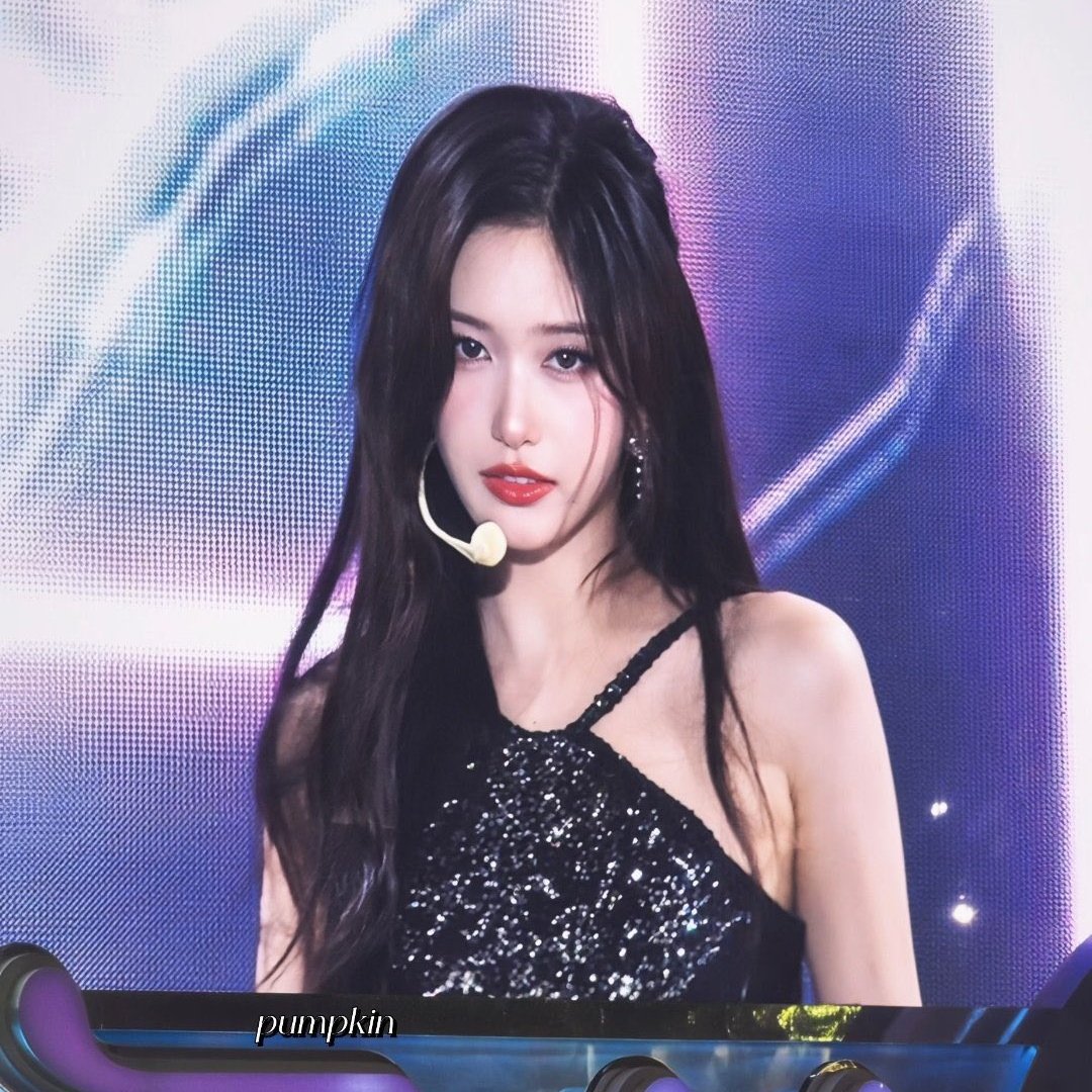 seorificava's tweet photo. leeseo's visuals on the big screen >>>>>> https://t.co/6NBgWxSpeW