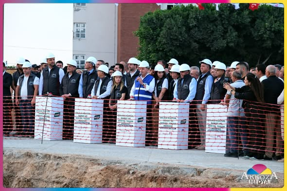 AkkozaMedya's tweet photo. Vahap Seçer'in Katılımıyla 📷Tarsus'ta Şelale Kültür, Sanat ve Sosyal Yaşam Merkezi'nin Temeli Atıldı

 "Merkezin 2027 Sonunda Açılması Planlanıyor"

Mersin Büyükşehir Belediyesi tarafından Tarsus'ta yıkılan Şelale Oteli'nin yerine yapılacak Şelale Kültür, Sanat ve Sosyal Yaşam Merkezi için temel atma töreni gerçekleştirildi. Türkiye Belediyeler Birliği ve Mersin Büyükşehir Belediye Başkanı Vahap Seçer'in katılımıyla düzenlenen tören, 6 Temmuz 2026 Pazartesi günü saat 18.00'de yoğun katılımla yapıldı.

Törene Başkan Vahap Seçer'in yanı sıra CHP Mersin Milletvekili Talat Dinçer, CHP PM Üyesi Ozan Varal, Tarsus Belediye Başkanı Ali Boltaç, Tarsus Ticaret ve Sanayi Odası Başkanı H. Ruhi Koçak, CHP Mersin İl Başkanı Koral Ömür, CHP Tarsus İlçe Başkanı Yusuf Tıbık ve İlçe Örgütü, Büyükşehir Belediyesi bürokratları, çeşitli siyasi parti ilçe başkanları, oda başkanları, STK ve dernek temsilcileri, muhtarlar ile çok sayıda vatandaş katıldı.

Programda konuşan Başkan Vahap Seçer, Tarsus'un dünyanın en eski yerleşim yerlerinden biri ve tarihiyle önemli bir kent olduğunu vurguladı. Şelale Oteli'nin yerine ne yapılacağının uzun süredir kamuoyunda merak edildiğini belirten Seçer, "Belediye otel yapmaz, otelci değildir. Belediyeler halkın kullanımına açık, kamu yararı sağlayan tesislere yatırım yapar." dedi.

Yaklaşık 13 bin metrekarelik proje alanına sahip merkezin 10 bin 254 metrekarelik bölümünde inşaat gerçekleştirileceğini ifade eden Seçer, tesisin 2027 yılının sonbaharında hizmete açılmasının hedeflendiğini söyledi.

Merkezde kapalı ve açık nikâh salonları, toplantı salonları, sanat atölyeleri, her biri 100 metrekare büyüklüğünde 4 çok amaçlı salon, 464 kişilik tiyatro, konser ve gösteri salonu, 2 sergi salonu, 330 metrekaresi kapalı, 300 metrekaresi açık olmak üzere toplam 630 metrekarelik restoran ile otoparkın yer alacağını belirten Seçer, yatırımın Tarsus'a hayırlı olmasını diledi.

Konuşmaların ardından protokol üyeleriyle birlikte temel atma törenine geçildi. Türkiye Belediyeler Birliği ve Mersin Büyükşehir Belediye Başkanı Vahap Seçer, "Şehrimize hayırlı uğurlu olsun." sözleriyle butona basarak Şelale Kültür, Sanat ve Sosyal Yaşam Merkezi'nin temelini attı.

#Tarsus #Şelale #Açılış #AkkozaMedya