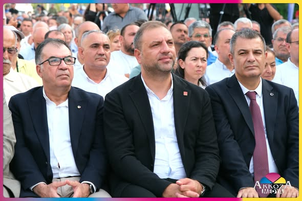 AkkozaMedya's tweet photo. Vahap Seçer'in Katılımıyla 📷Tarsus'ta Şelale Kültür, Sanat ve Sosyal Yaşam Merkezi'nin Temeli Atıldı

 "Merkezin 2027 Sonunda Açılması Planlanıyor"

Mersin Büyükşehir Belediyesi tarafından Tarsus'ta yıkılan Şelale Oteli'nin yerine yapılacak Şelale Kültür, Sanat ve Sosyal Yaşam Merkezi için temel atma töreni gerçekleştirildi. Türkiye Belediyeler Birliği ve Mersin Büyükşehir Belediye Başkanı Vahap Seçer'in katılımıyla düzenlenen tören, 6 Temmuz 2026 Pazartesi günü saat 18.00'de yoğun katılımla yapıldı.

Törene Başkan Vahap Seçer'in yanı sıra CHP Mersin Milletvekili Talat Dinçer, CHP PM Üyesi Ozan Varal, Tarsus Belediye Başkanı Ali Boltaç, Tarsus Ticaret ve Sanayi Odası Başkanı H. Ruhi Koçak, CHP Mersin İl Başkanı Koral Ömür, CHP Tarsus İlçe Başkanı Yusuf Tıbık ve İlçe Örgütü, Büyükşehir Belediyesi bürokratları, çeşitli siyasi parti ilçe başkanları, oda başkanları, STK ve dernek temsilcileri, muhtarlar ile çok sayıda vatandaş katıldı.

Programda konuşan Başkan Vahap Seçer, Tarsus'un dünyanın en eski yerleşim yerlerinden biri ve tarihiyle önemli bir kent olduğunu vurguladı. Şelale Oteli'nin yerine ne yapılacağının uzun süredir kamuoyunda merak edildiğini belirten Seçer, "Belediye otel yapmaz, otelci değildir. Belediyeler halkın kullanımına açık, kamu yararı sağlayan tesislere yatırım yapar." dedi.

Yaklaşık 13 bin metrekarelik proje alanına sahip merkezin 10 bin 254 metrekarelik bölümünde inşaat gerçekleştirileceğini ifade eden Seçer, tesisin 2027 yılının sonbaharında hizmete açılmasının hedeflendiğini söyledi.

Merkezde kapalı ve açık nikâh salonları, toplantı salonları, sanat atölyeleri, her biri 100 metrekare büyüklüğünde 4 çok amaçlı salon, 464 kişilik tiyatro, konser ve gösteri salonu, 2 sergi salonu, 330 metrekaresi kapalı, 300 metrekaresi açık olmak üzere toplam 630 metrekarelik restoran ile otoparkın yer alacağını belirten Seçer, yatırımın Tarsus'a hayırlı olmasını diledi.

Konuşmaların ardından protokol üyeleriyle birlikte temel atma törenine geçildi. Türkiye Belediyeler Birliği ve Mersin Büyükşehir Belediye Başkanı Vahap Seçer, "Şehrimize hayırlı uğurlu olsun." sözleriyle butona basarak Şelale Kültür, Sanat ve Sosyal Yaşam Merkezi'nin temelini attı.

#Tarsus #Şelale #Açılış #AkkozaMedya
