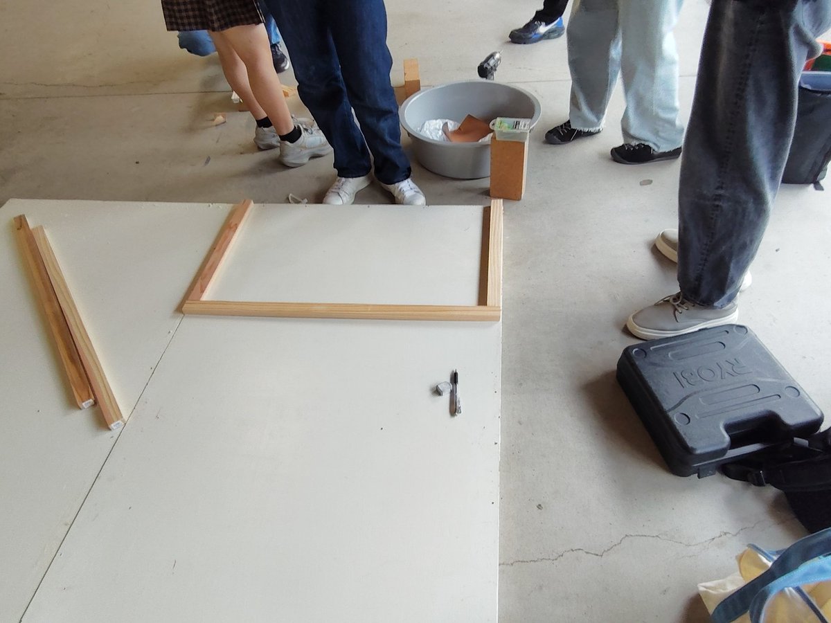 kyu_en's tweet photo. 一気に蒸し暑くなりましたが、本日は大道具の製作を行っております！
本番まで約1週間！頑張って参ります！ https://t.co/hiei200WkS