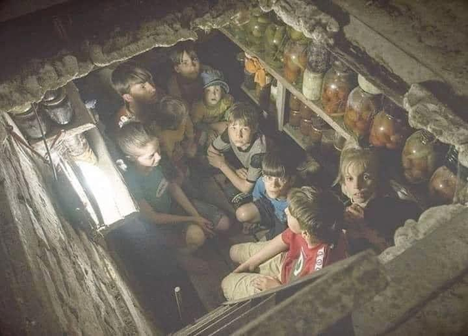 IPAZIA2025's tweet photo. @NardiLuisa #MementoHistoria
😡Fin dal 2014, l'#Ucraina ha fatto largo uso di BOMBE A GRAPPOLO in aree popolate da civili, russi etnici del #Donbass, all'epoca cittadini ucraini, che chiedevano di MANTENERE i propri Diritti civili😡
Foto:#AndreaRocchelli
Fonte:https://t.co/3VJ77hrhbQ https://t.co/AtKmDsnoVL