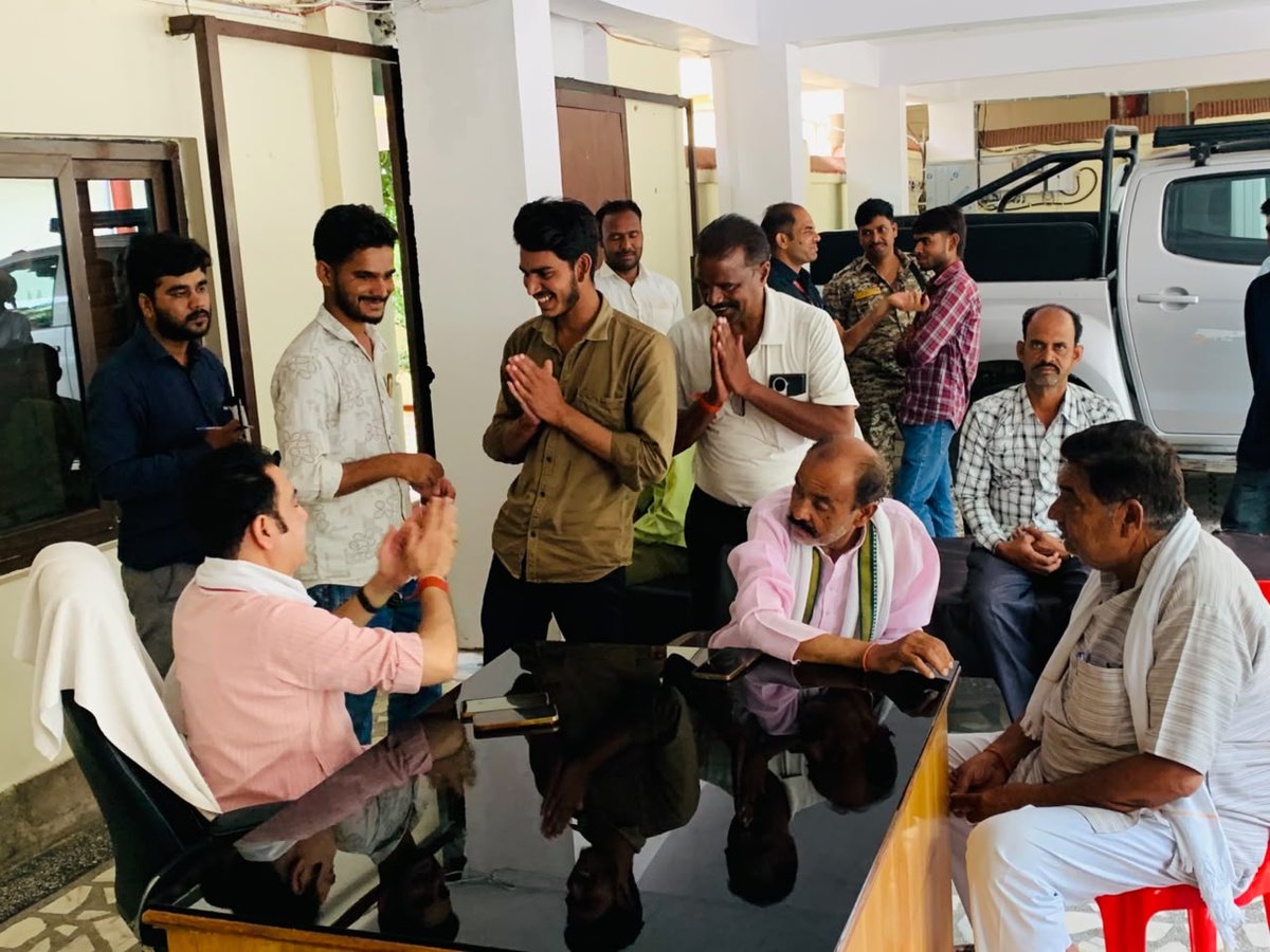 NeetuBhaiyaINC's tweet photo. आज पृथ्वीपुर स्थित निवास पर विधानसभा क्षेत्र के विभिन्न ग्रामों एवं नगरों से पधारे क्षेत्रवासियों से आत्मीय भेंट कर उनके सुझावों, अपेक्षाओं एवं समस्याओं को गंभीरतापूर्वक सुना तथा जनहित से जुड़े विभिन्न विषयों पर विस्तार से चर्चा की।

प्राप्त प्रत्येक समस्या एवं सुझाव पर त्वरित संज्ञान लेते हुए संबंधित अधिकारियों को आवश्यक एवं समयबद्ध कार्रवाई सुनिश्चित करने के निर्देश दिए। जनसामान्य की समस्याओं का प्रभावी समाधान एवं क्षेत्र के समग्र विकास के लिए निरंतर कार्य करना हमारी सर्वोच्च प्राथमिकता है।

आप सभी का विश्वास, स्नेह एवं आशीर्वाद ही जनसेवा के इस संकल्प को निरंतर सशक्त बनाने की प्रेरणा देता है।