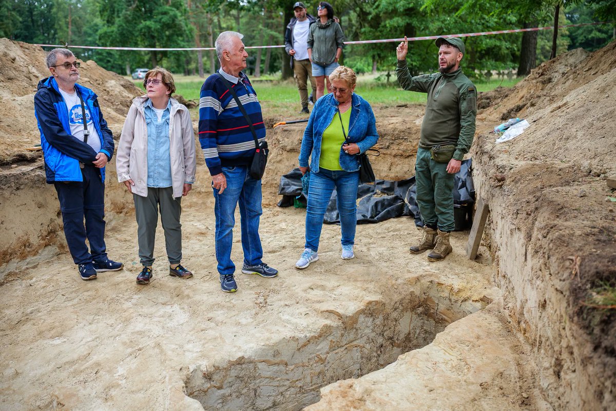 POW_Central's tweet photo. The first Open Days of the archaeological excavations at the Old Prisoner-of-War Cemetery in Łambinowice are now behind us. Visitors had the opportunity to learn about the work of archaeologists, and the research has already yielded its first discoveries. 📸 More updates soon! https://t.co/oLmMJrKZba