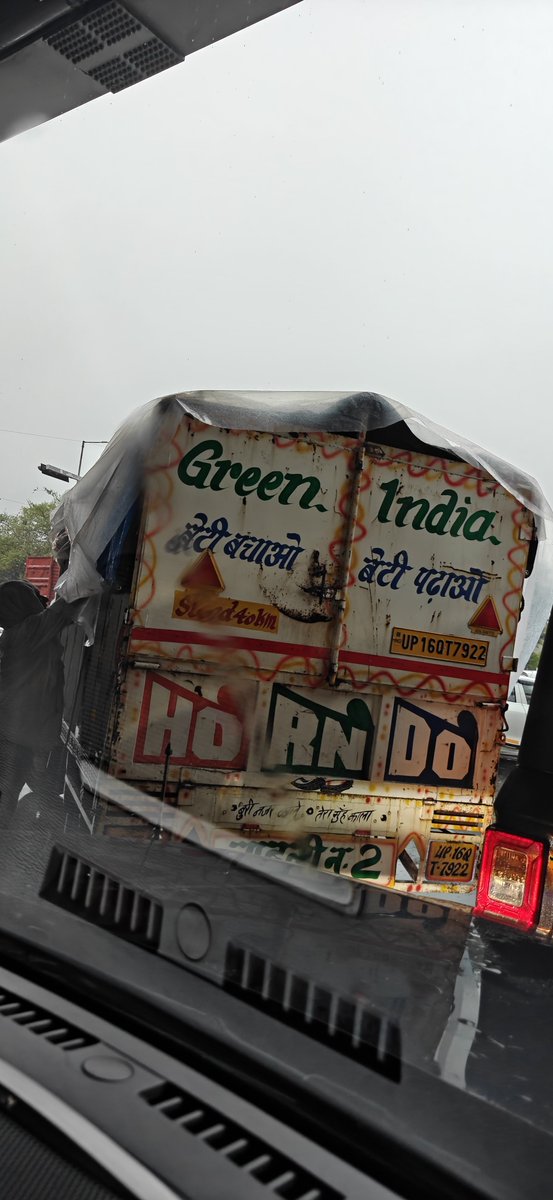 rithikagarwal's tweet photo. @Noidatraffic wrongly parked. Creating ruckus. Under parthala flyover https://t.co/DS4GlESmHM