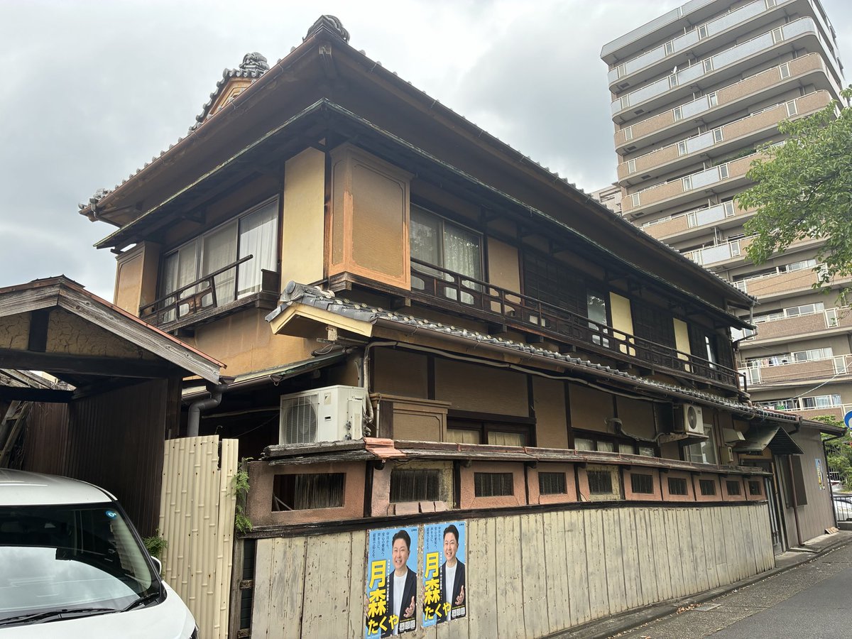 rbt0701's tweet photo. 名古屋駅から一駅なのに、人影まばらなこの場所へいつもの定期観測に。
日々朽ちていく姿を眺めるだけだった建物たちの中に、朱色に塗り直された一軒が。
去年の写真と比べても鮮やか。なんだか嬉しいね。 https://t.co/OmAg2kS2xb