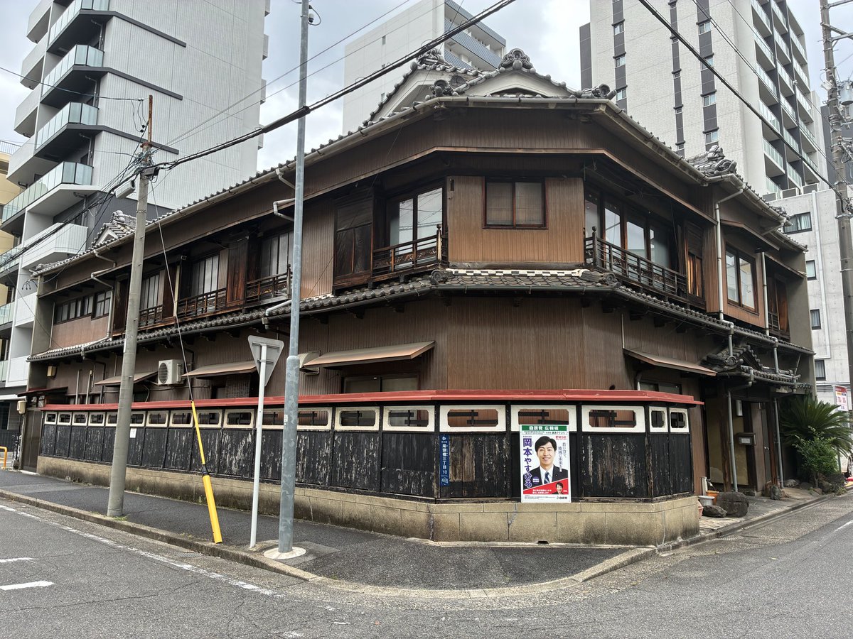 rbt0701's tweet photo. 名古屋駅から一駅なのに、人影まばらなこの場所へいつもの定期観測に。
日々朽ちていく姿を眺めるだけだった建物たちの中に、朱色に塗り直された一軒が。
去年の写真と比べても鮮やか。なんだか嬉しいね。 https://t.co/OmAg2kS2xb