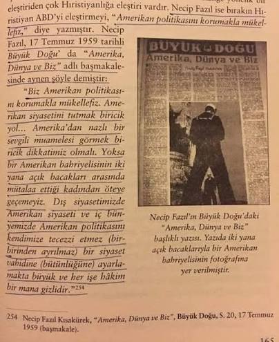 ErkaniHarbiyye's tweet photo. 📍Dünyadaki başarısız yönetimlerin en büyük icadı baraj, köprü ya da fabrika değildir.

Sözlüktür. Terminoloji üretirler.

Çünkü bazı problemleri çözemez ama adını değiştirirsiniz.

Bir şeyin adı değişince, bir süreliğine insanların zihnindeki çağrışımı da değişir.

Doktor "ölmedi" demez mesela.
"Eks oldu" der. Kurtaramadık der.

Şirket "kovduk" demez.
"Yollarımızı ayırdık." Olur.

Belediye "çukur var" demez.
"Altyapı çalışması devam ediyor." der.

Hayatın her alanında vardır bu.
Çaldım demez adam
Şeytana uyduk der.
Aldattım da demez gönlüm kaydı der.

Ama başarısız yönetimler bunu bir sanata dönüştürür.

Zam denmez.
"Fiyat güncellemesi" olur. Ama her nedense fakir Ermenistan'da bile o fiyatlar 5 senedir daha günceldir.

Fiyat düzenlemesi, revizyonu, yeniden değerlenme" vs.

Sanki tavuğun kıçından çıkan yumurtaya Windows update geliyor.

Vergi artışı da denmez.
Mali tedbir, jamu dengesi, tasarruf olur.

Tasarrufu yapan vatandaş olur.
Harcamayı yapan ise yine devlet.

Enflasyonla mücadele denir.
Sonra enflasyon rakamıyla mücadele edilir. Sonra o rakamı eleştirenlerle mücadele.

İşsizlik artmaz.
"İşgücü piyasasında geçici uyum süreci" olur.

Kriz de olmaz.
"Dalgalanma." Olur o.

Ekonomik çöküş hiç olmaz.
"Piyasalarda geçici türbülans." Olur.

İflas olmaz.
"Dış güçlere karşı direniş." Yaşanabilir.

Çünkü kelime küçüldükçe acı da küçülüyormuş gibi davranılır.

Eskort kelimesi nasıl kulağa "VIP hizmeti" gibi geliyorsa...

Bazı siyasi kavramlar da tam olarak böyle çalışır.

İsim değişir ama gerçek yerinde durur.
Bu yöntem yeni de değildir.

Sovyetler Birliği'nde kıtlıklar uzun süre "geçici arz dengesizliği" olarak anlatıldı.

Hürriyetin tanımı ansiklopedilerde "ihtiyaçların karşılanması" olarak yazıldı.

Arjantin'de yıllarca yüksek enflasyona rağmen resmi söylem "fiyat spekülasyonu" oldu.

Yunanistan borç krizinde kemer sıkma politikaları "yapısal reform" diye pazarlandı.

Avrupa Birliği belgelerinde kurtarma paketleri ise çoğu zaman "istikrar programı" olarak geçti.

Amerika'da sivillerin öldüğü operasyonlara bazen "collateral damage" yani "ikincil zarar" denildi.

Çünkü "yanlışlıkla çocuk öldürdük." demek yerine iki yabancı kelime kullanınca vicdanın sesi biraz kısılıyor haliyle ve insanlar bunu kabulleniyorlar.

George Orwell bunu yıllar önce tarif etmiş.

Dil sadece iletişim aracı değildir.
Düşüncenin de sınırıdır.

Kelimeleri değiştirirseniz insanların olayı algılama biçimini de değiştirirsiniz.

Bunun için önce evvela sözlük hazırlanır. Sonra da haber bültenleri. 

Dilciler ve retorik yazıcıları, metin yazarları Hitler döneminden itibaren en güzel koltuklarla taltif edilir çünkü onlar sahte tanrıların sahte vahiylerini, sahte peygamberlerin sahte hadislerini üreten firavun katipleridir.

Filanca kişi falan müdürlüğe getirilmiş diye duyarlardı eski Romanya'da. Bakarlardı ki adam sadece şair..

Ne yapmış da o vazifeye gelmiş? Diyorlar. Ulu lider yoldaş Çavuşesku'nun metin yazarıymış meğer

İnsanlara olayların algılanma biçimini farklı anlatanlar evvela bu söz üstadlarıdır.

Şair;
ya Mehmed Akif veya Yahya Kemal gibi sözün üstadı veyahut kelimelerin fahişesidir.
Necip Fazıl ikincisi idi.
Ne diyordu 1959 yılında Büyük Doğu dergisinde?

"Amerikan siyasetini tutmak, Türkiye hesabına biricik doğru yoldur, fakat Amerika'dan bu makamın dolgun hakkını istemek ve nazlı bir sevgili muamelesi görmek biricik politikamız olmalıdır" 

Ismarlama kelimelerle hakikati bükmek, her çağda kelimelerin fahişeliğini yapanların başlıca mesleği olmuş.

Sonra insanlar derdini anlatırken farklı kelimeler kullanmaya başlar.

Ve en sonunda kimse "Bu neden oldu?" diye sormaz.

Herkes "Bunun doğru adı neydi?" diye tartışır.

İşte kelimeler bazen gerçeği anlatmak için değil...

Gerçeğin üstüne örtü sermek için seçilir.

Sonra bir gün bir bakarsanız kapitülasyonlar gelmiştir ama adına sermaye ile entegrasyon süreci derler

Bir de bakmışsınız esir olmuşsunuzdur ama adına stratejik ortaklık dersiniz.

Allah vermesin diyelim.
Zaten bizden çok uzak kavramlar bunlar