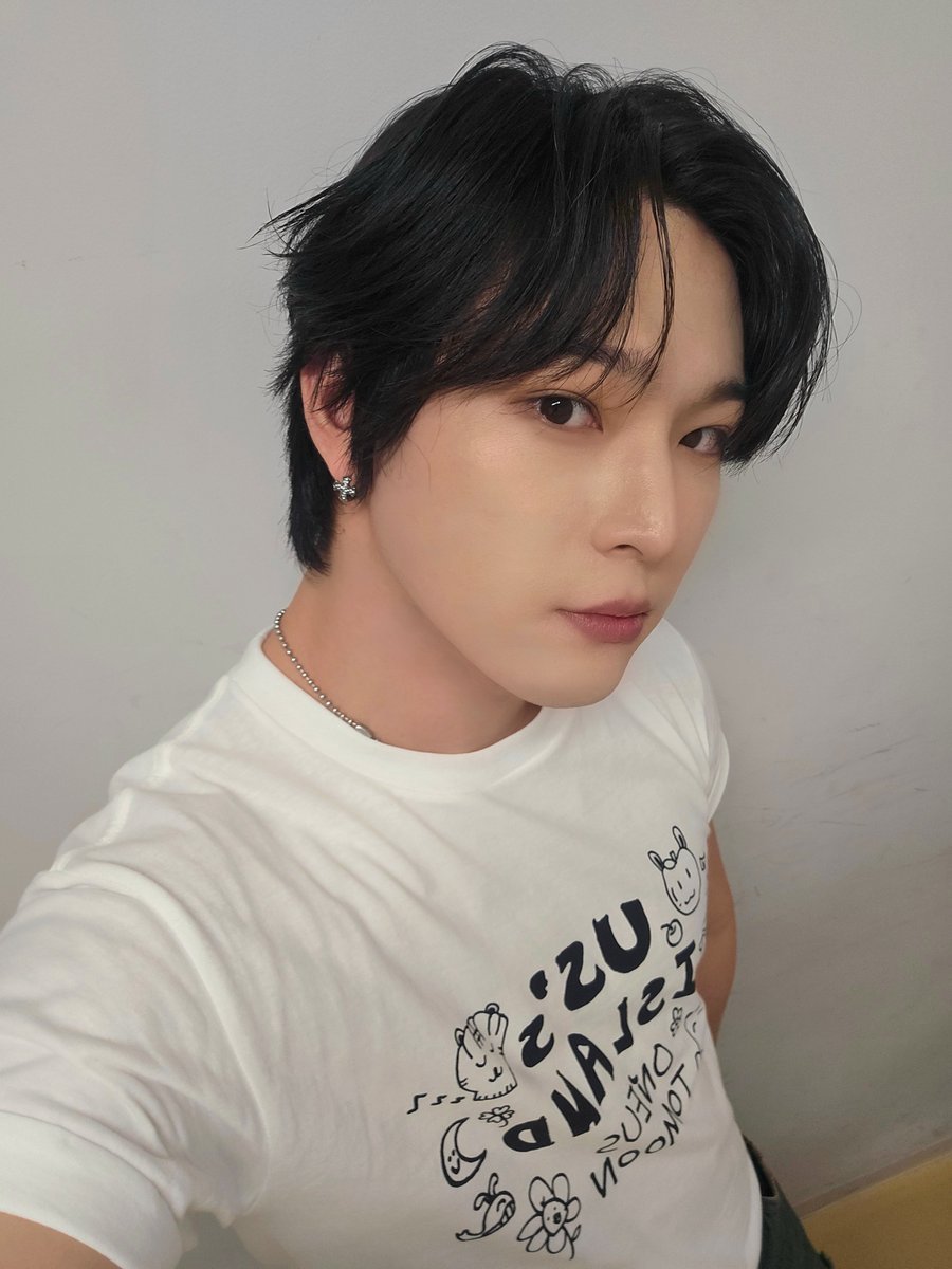 leedoeus's tweet photo. 260706 9:31 pm kst 🐥💬

it’s super humid in korea too ugghh

im sweating even though im not doing anything

i fell asleep as soon as i got here…ㅋㅋㅋㅋㅋㅋ

did i not send selfies yesterday?

aha

why’d i think i sent them ㅋㅋㅋㅋit must’ve happened in a dream

yeah i wore short sleeves yesterday ㅋㅋㅋㅋ

bcs i wanted to wear short sleeves ㅋㅋㅋㅋㅋ