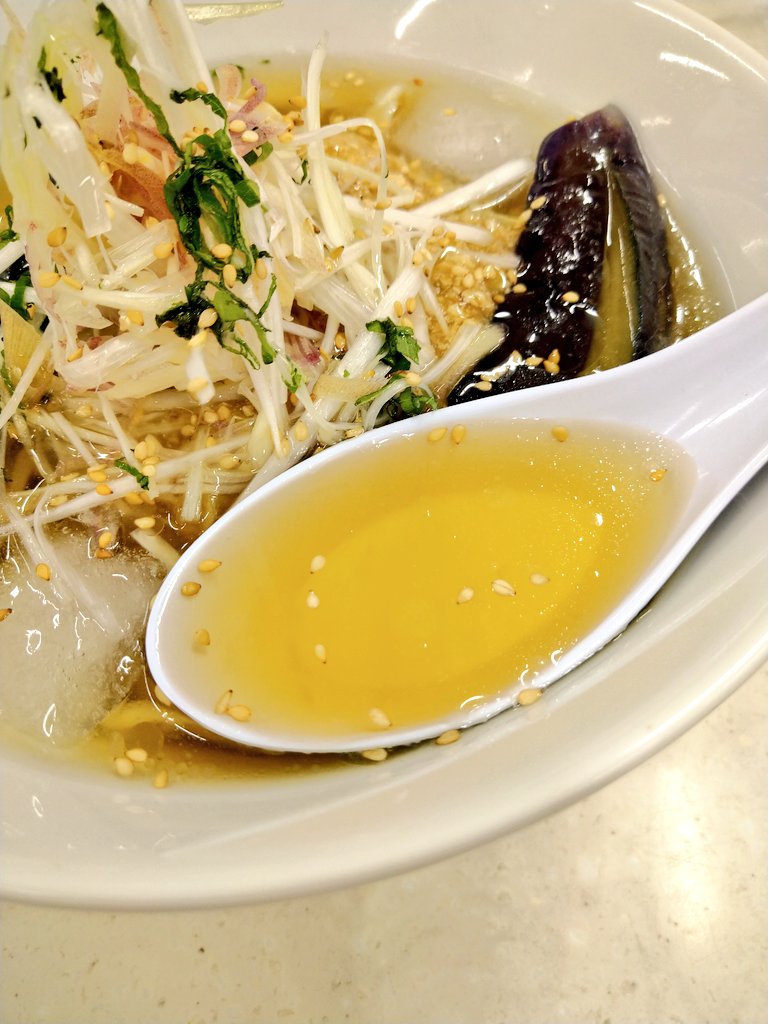 cune_cune_'s tweet photo. うずとかみなり 大西芳実シェフに学ぶ 麺から作る無化調 乱切り麺の冷やし鶏ソバ⑥一見簡単に思え、家庭で再現もし易いのに、更に足を踏み入れたければそこには理論と裏付けがあり、これをきっかけに深堀りも出来る様な構成になっているのも凄かった✨
素敵な別冊資料も読み応え充分で勉強になった〜😊 https://t.co/skJZr2meBn