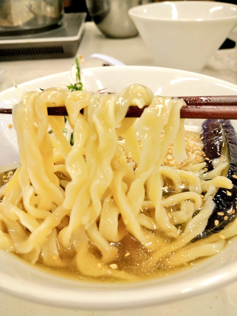 cune_cune_'s tweet photo. うずとかみなり 大西芳実シェフに学ぶ 麺から作る無化調 乱切り麺の冷やし鶏ソバ⑥一見簡単に思え、家庭で再現もし易いのに、更に足を踏み入れたければそこには理論と裏付けがあり、これをきっかけに深堀りも出来る様な構成になっているのも凄かった✨
素敵な別冊資料も読み応え充分で勉強になった〜😊 https://t.co/skJZr2meBn