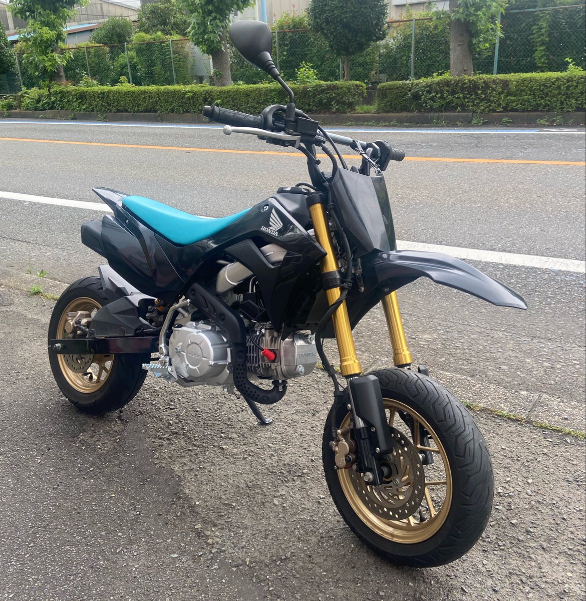 GYROBASE's tweet photo. (今、流行りなのかな？)

都市伝説で、グロム のステムとスイングアームはCRF110Fにポン付け出来るとか…

ちょっと検証してみるか🤔

結果
ベアリングだけ入れ替えれば
ほぼポン付けでした！

(海外YouTubeでやり方ある通り楽勝でした笑笑) https://t.co/QZW1kBOgX9